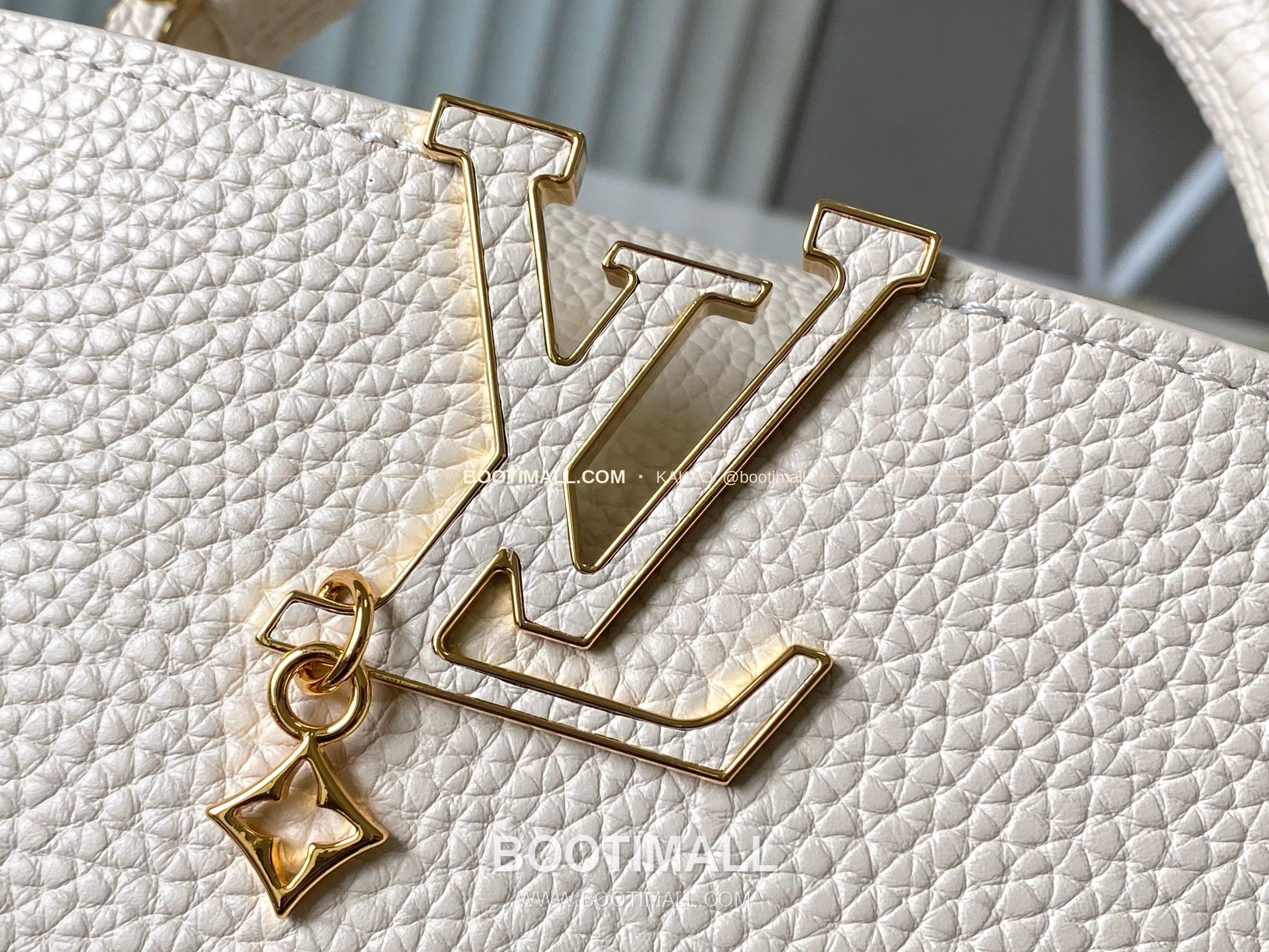 루이비통 카퓌신 미니 타우릴론 레더 체인 디테일 아이보리 토트백 Louis Vuitton Capucines Mini Taurillon Leather Chain Detail Ivory Top Handle Bag M28203 21cm 4