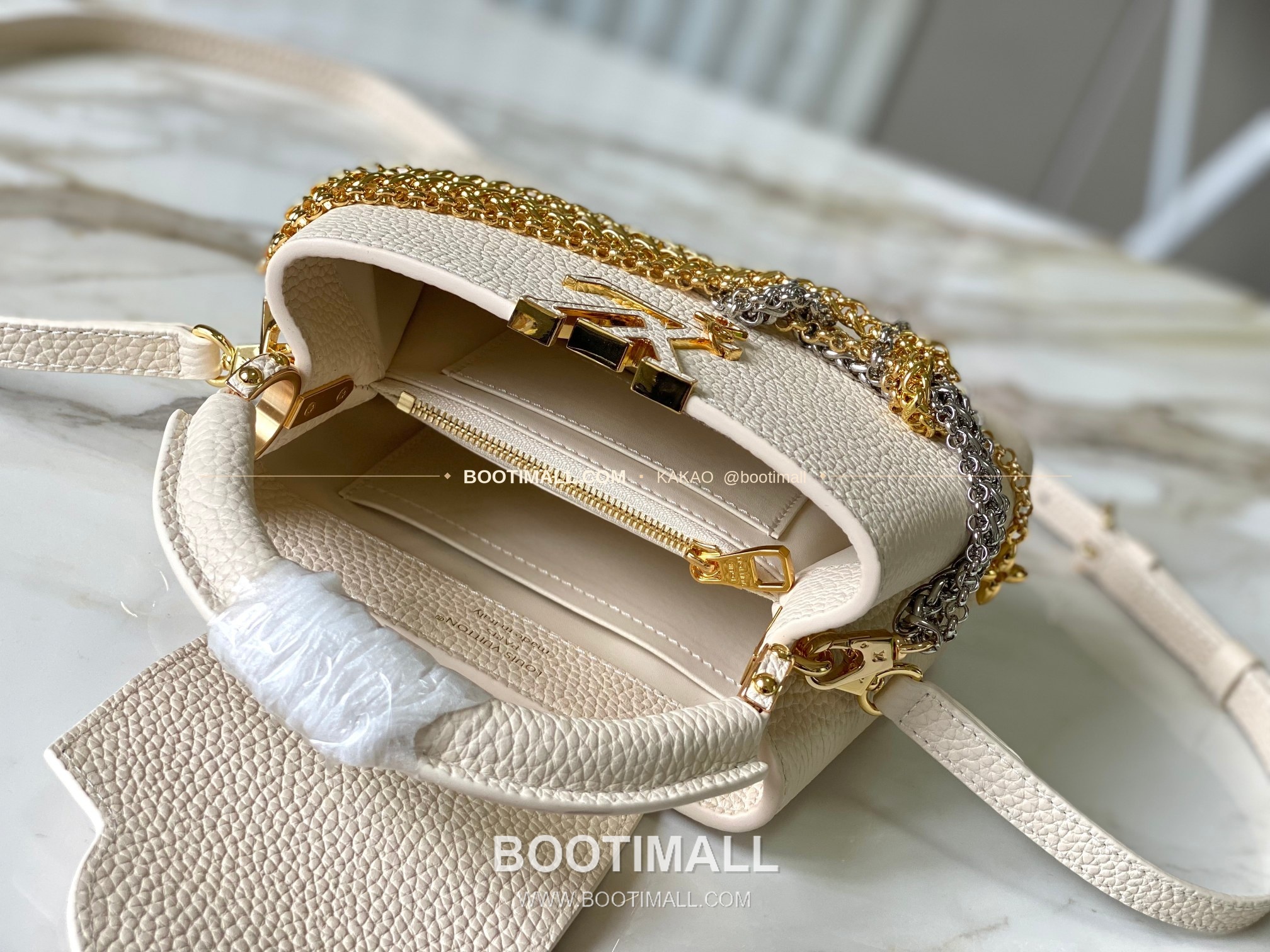 루이비통 카퓌신 미니 타우릴론 레더 체인 디테일 아이보리 토트백 Louis Vuitton Capucines Mini Taurillon Leather Chain Detail Ivory Top Handle Bag M28203 21cm 5
