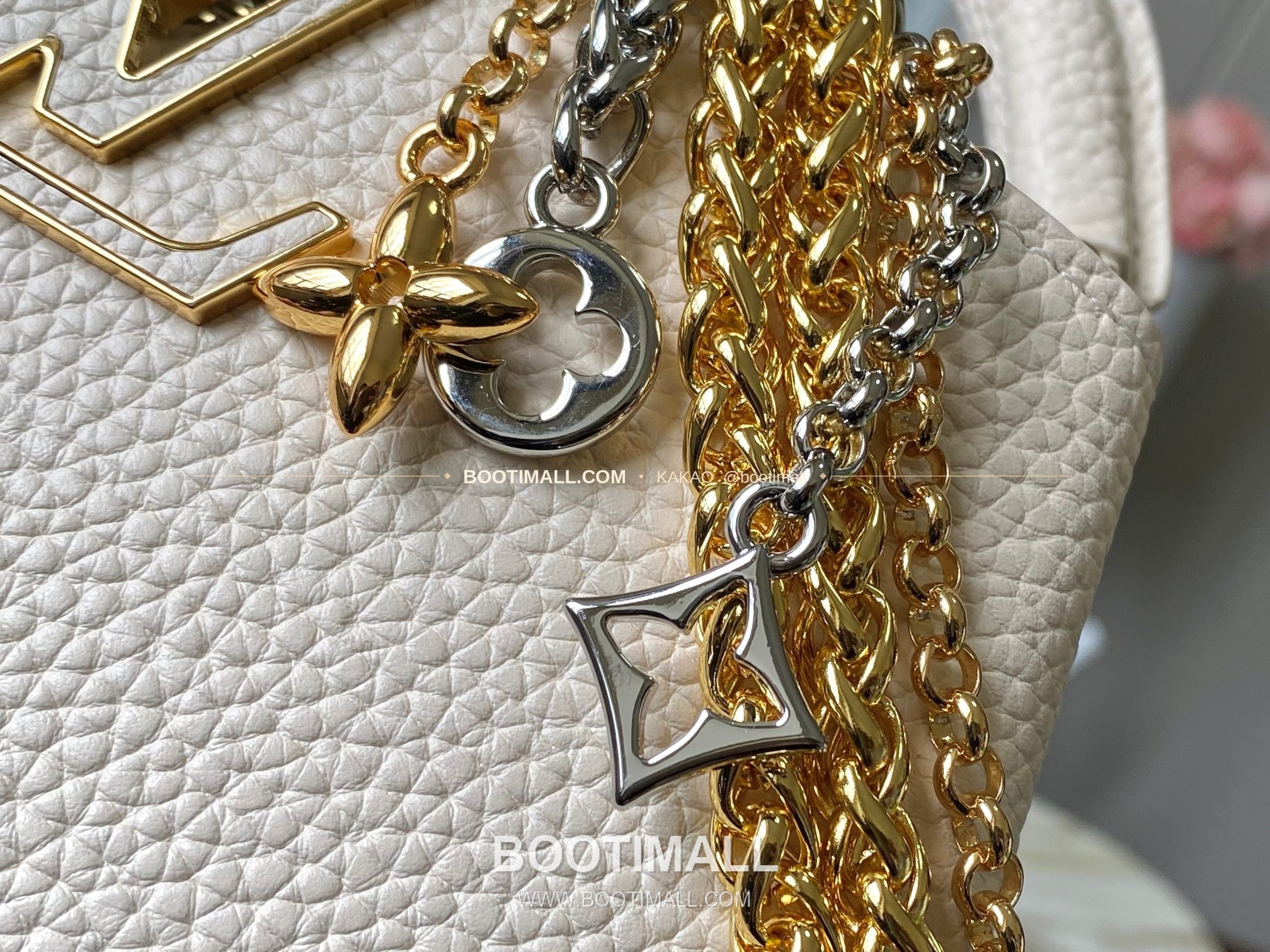 루이비통 카퓌신 미니 타우릴론 레더 체인 디테일 아이보리 토트백 Louis Vuitton Capucines Mini Taurillon Leather Chain Detail Ivory Top Handle Bag M28203 21cm 6