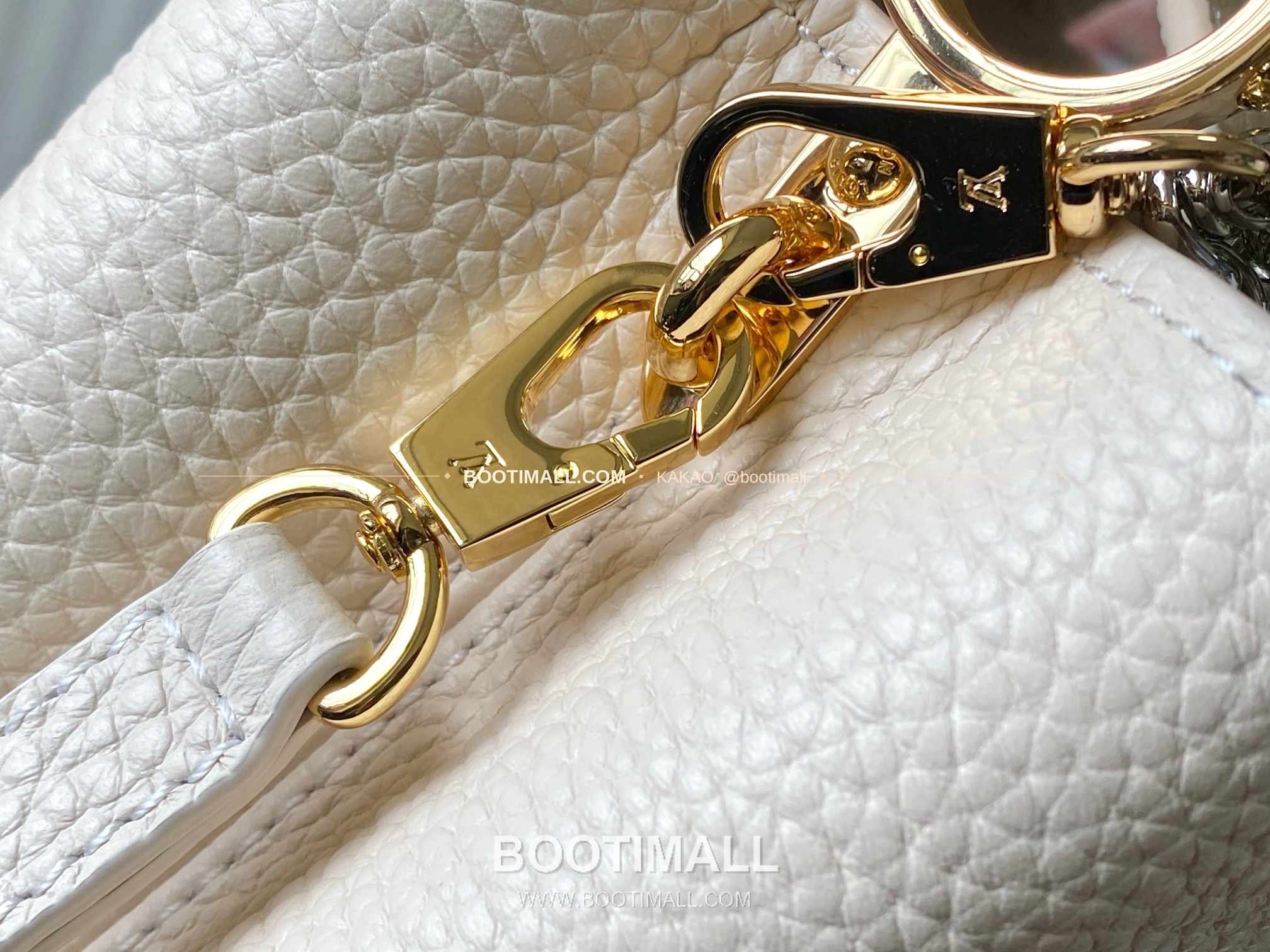 루이비통 카퓌신 미니 타우릴론 레더 체인 디테일 아이보리 토트백 Louis Vuitton Capucines Mini Taurillon Leather Chain Detail Ivory Top Handle Bag M28203 21cm 7