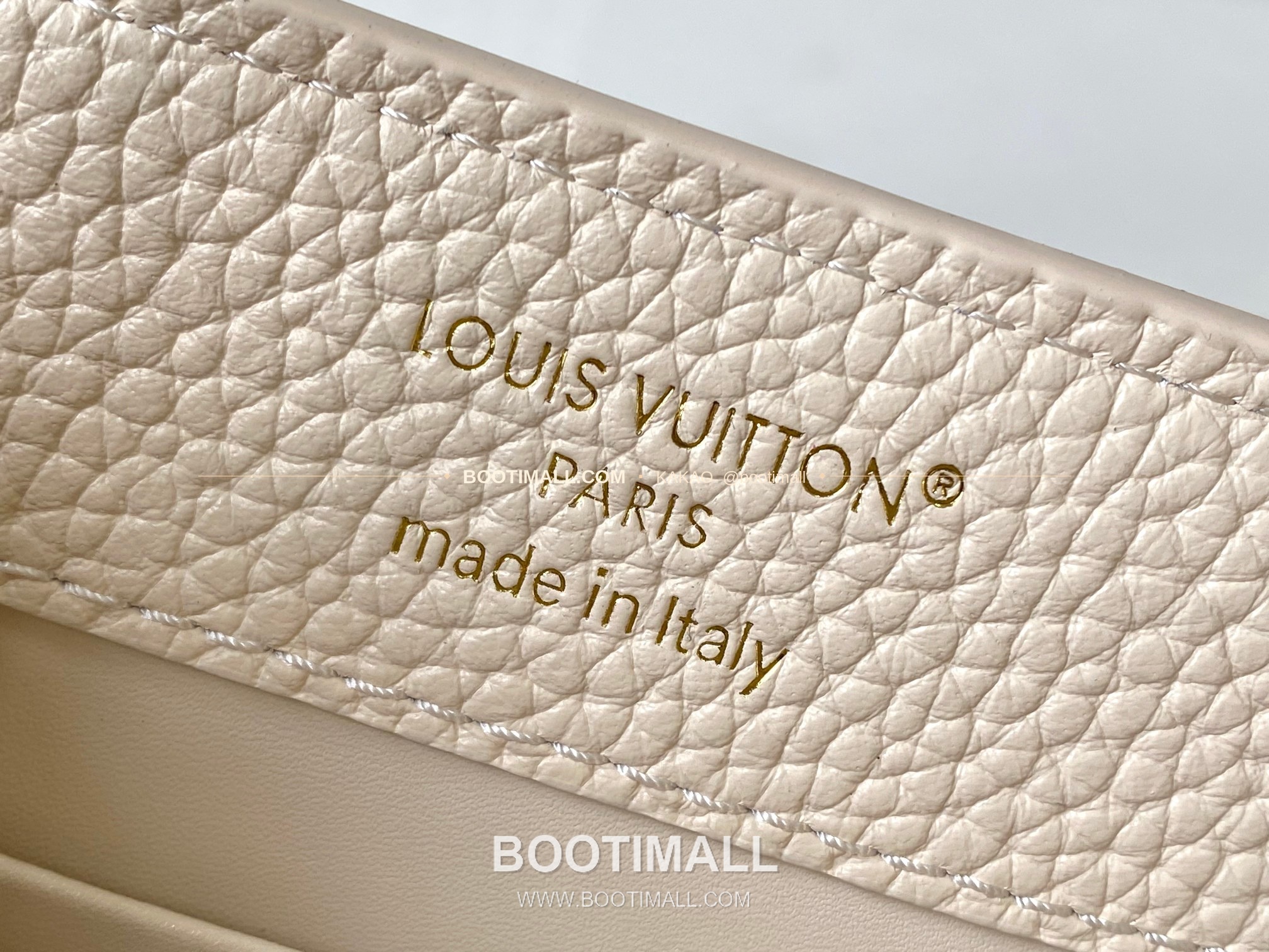 루이비통 카퓌신 미니 타우릴론 레더 체인 디테일 아이보리 토트백 Louis Vuitton Capucines Mini Taurillon Leather Chain Detail Ivory Top Handle Bag M28203 21cm 8