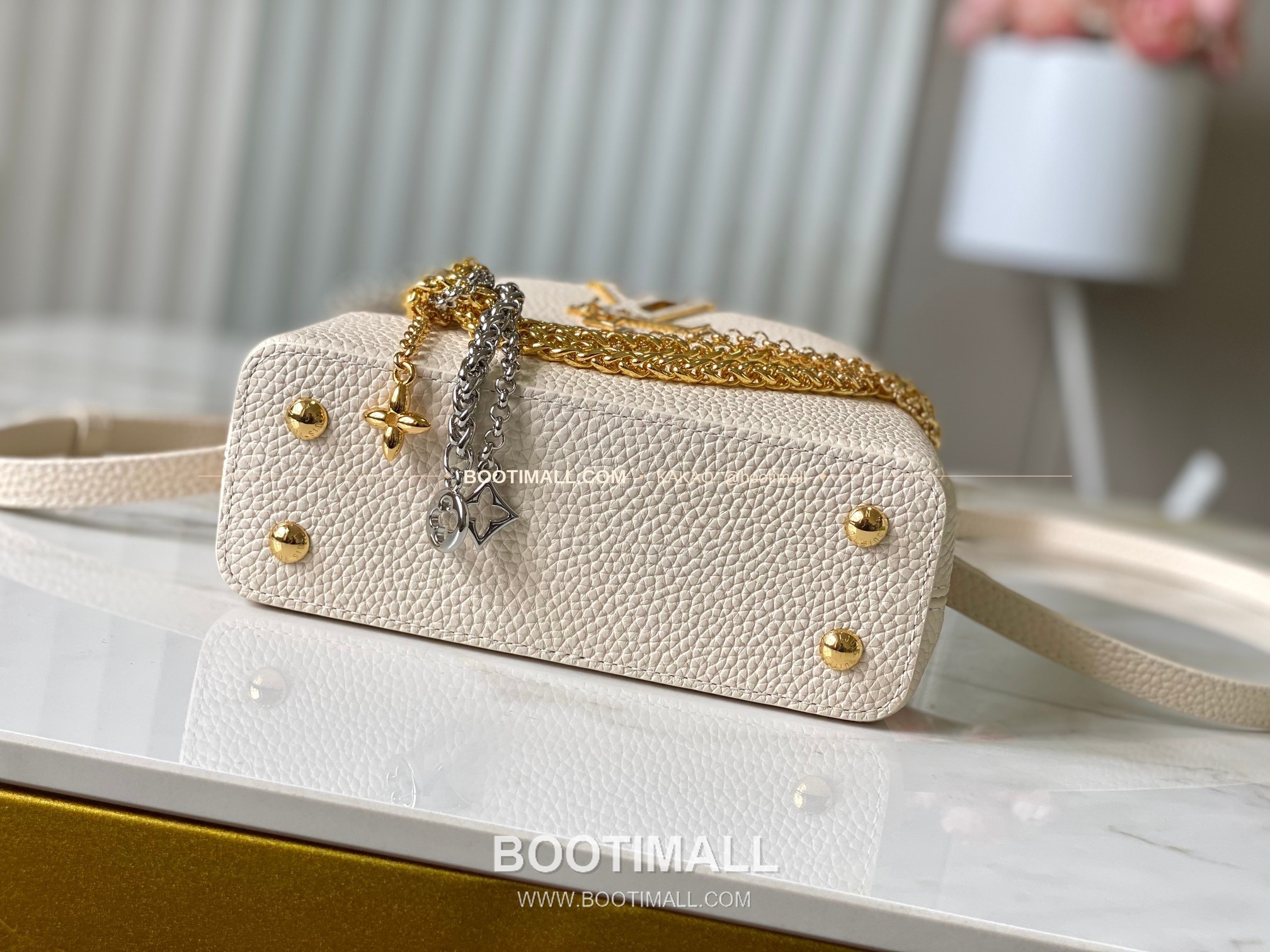 루이비통 카퓌신 미니 타우릴론 레더 체인 디테일 아이보리 토트백 Louis Vuitton Capucines Mini Taurillon Leather Chain Detail Ivory Top Handle Bag M28203 21cm 9