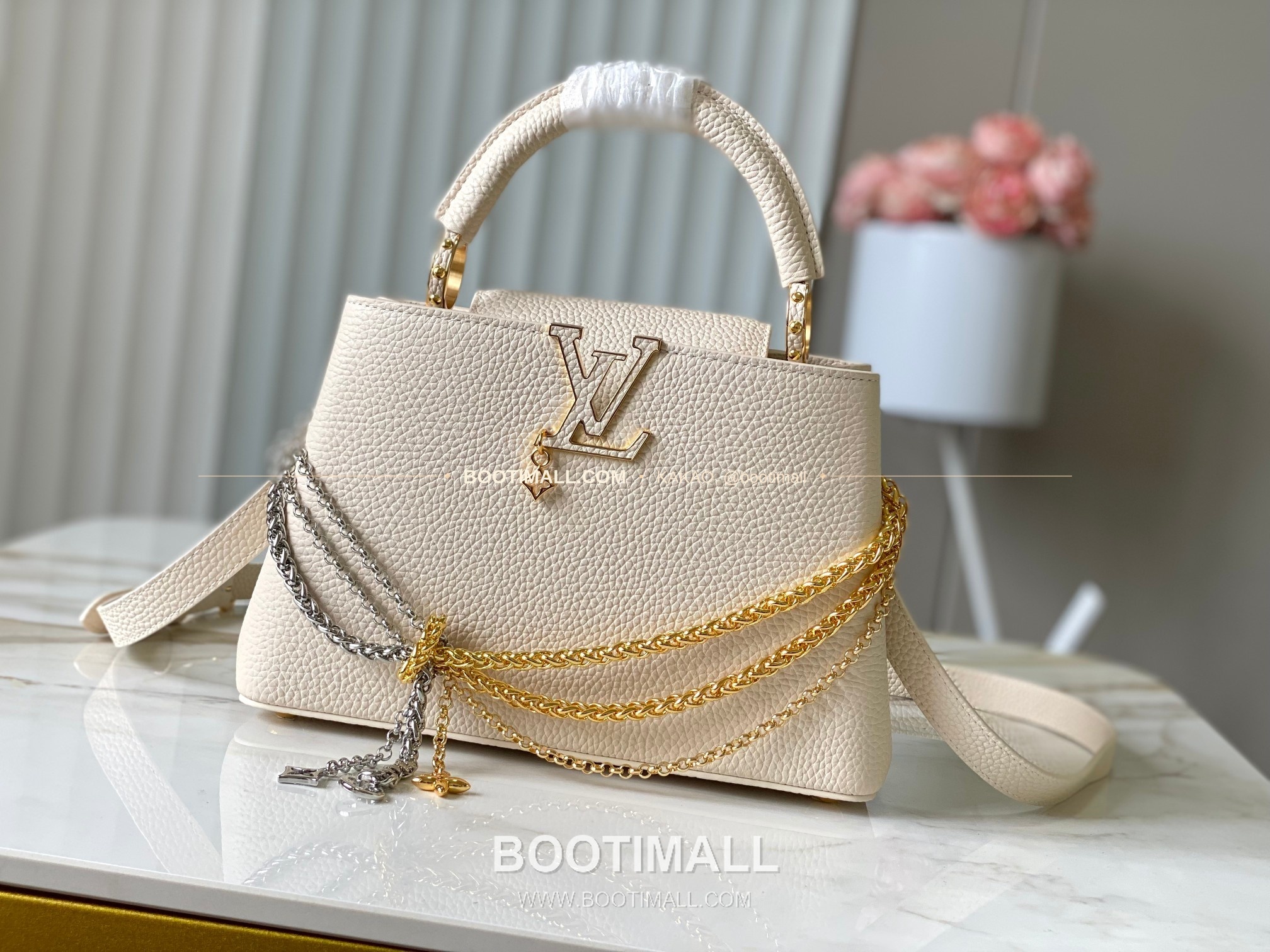 루이비통 카퓌신 스몰 타우릴론 레더 체인 디테일 아이보리 토트백 Louis Vuitton Capucines Small Taurillon Leather Chain Detail Ivory Top Handle Bag M28203 27cm 1