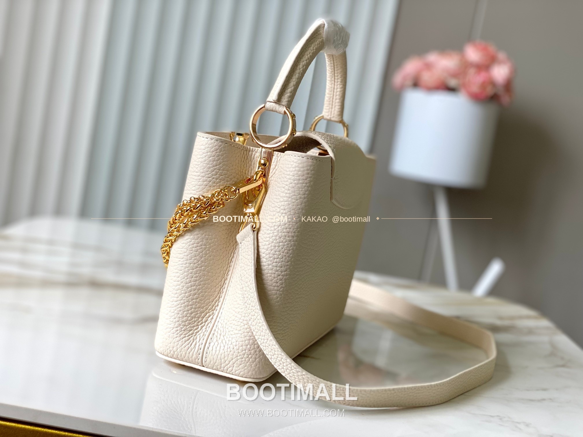 루이비통 카퓌신 스몰 타우릴론 레더 체인 디테일 아이보리 토트백 Louis Vuitton Capucines Small Taurillon Leather Chain Detail Ivory Top Handle Bag M28203 27cm 2