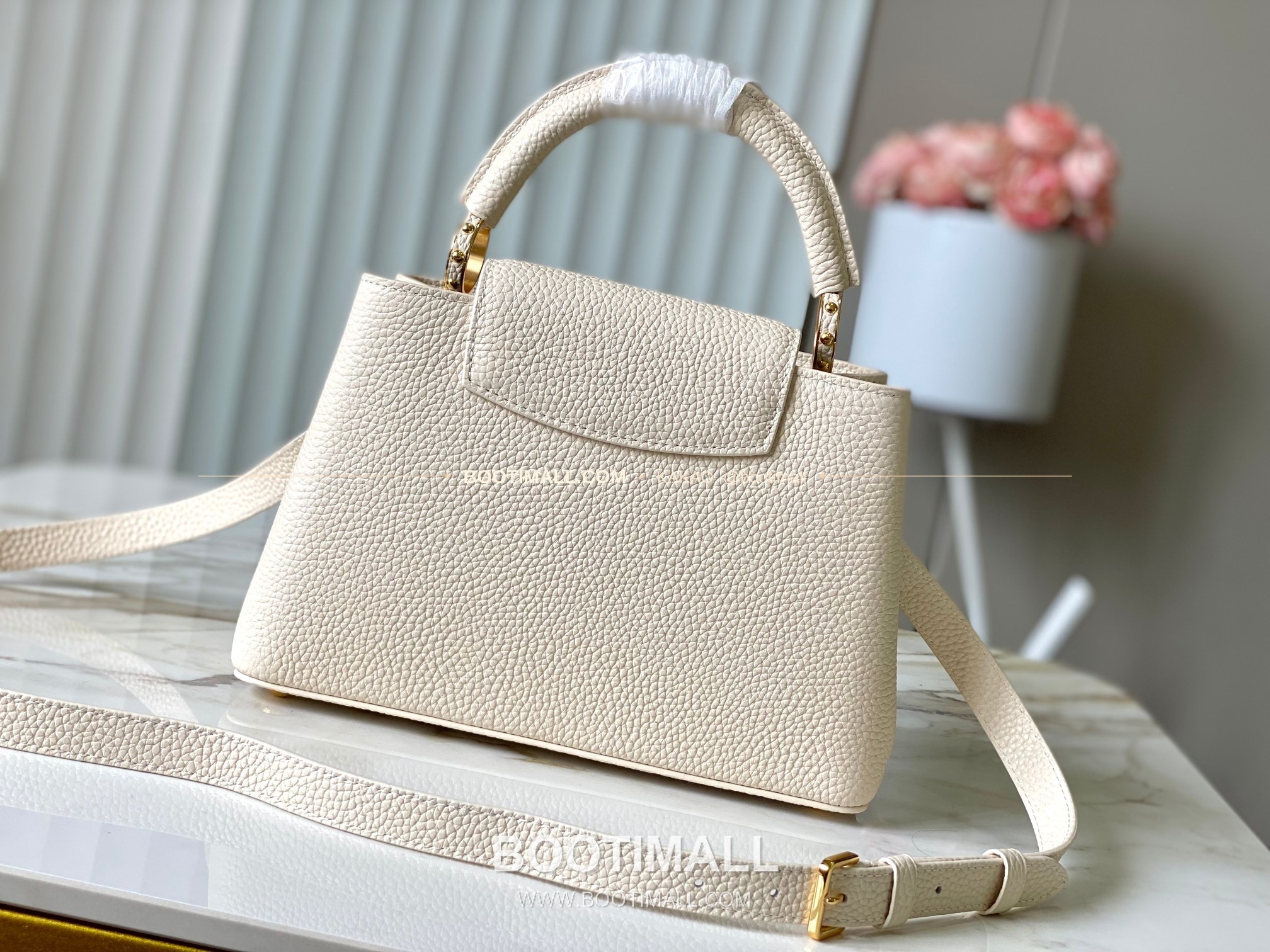 루이비통 카퓌신 스몰 타우릴론 레더 체인 디테일 아이보리 토트백 Louis Vuitton Capucines Small Taurillon Leather Chain Detail Ivory Top Handle Bag M28203 27cm 3