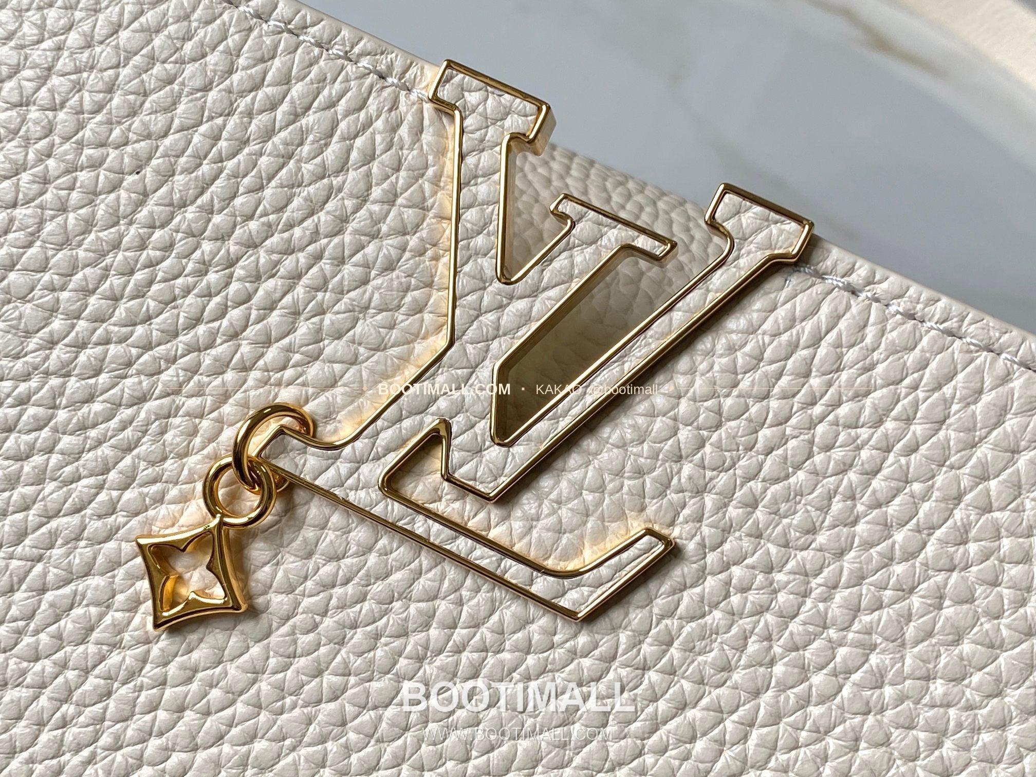 루이비통 카퓌신 스몰 타우릴론 레더 체인 디테일 아이보리 토트백 Louis Vuitton Capucines Small Taurillon Leather Chain Detail Ivory Top Handle Bag M28203 27cm 4