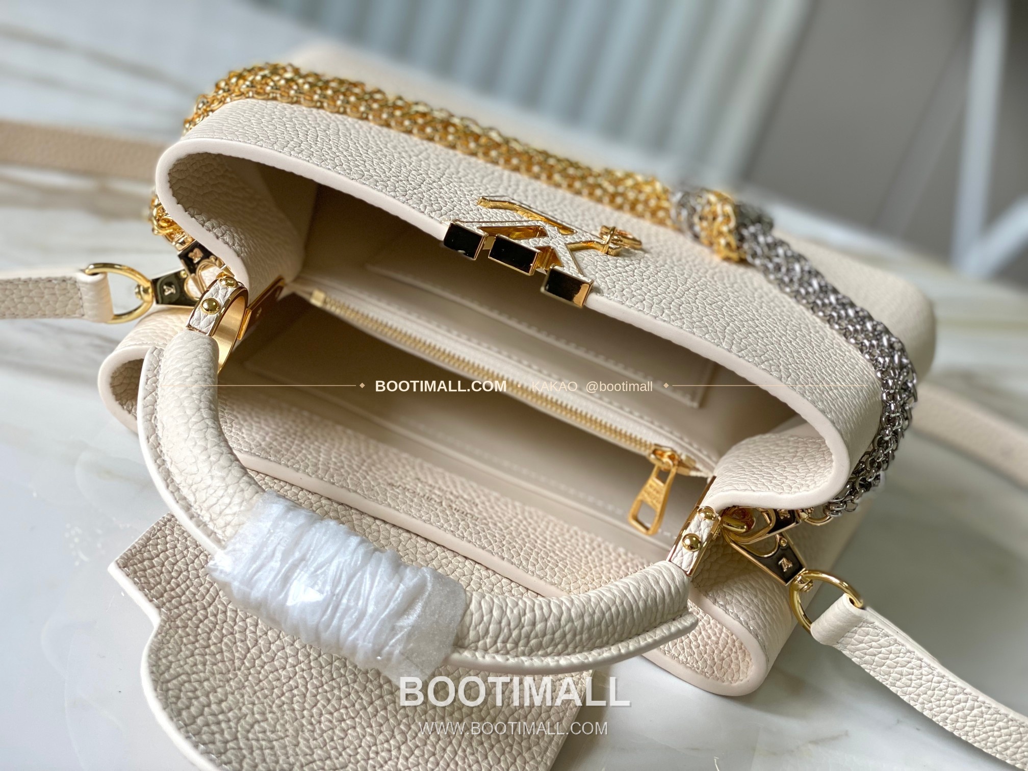 루이비통 카퓌신 스몰 타우릴론 레더 체인 디테일 아이보리 토트백 Louis Vuitton Capucines Small Taurillon Leather Chain Detail Ivory Top Handle Bag M28203 27cm 5