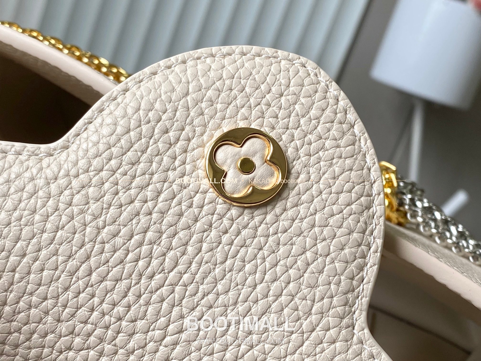 루이비통 카퓌신 스몰 타우릴론 레더 체인 디테일 아이보리 토트백 Louis Vuitton Capucines Small Taurillon Leather Chain Detail Ivory Top Handle Bag M28203 27cm 8