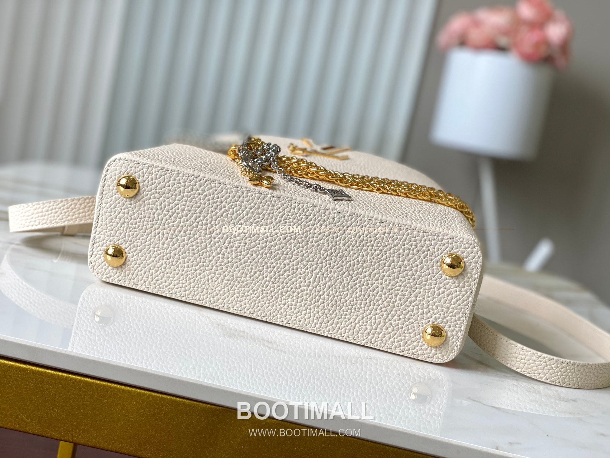 루이비통 카퓌신 스몰 타우릴론 레더 체인 디테일 아이보리 토트백 Louis Vuitton Capucines Small Taurillon Leather Chain Detail Ivory Top Handle Bag M28203 27cm 9