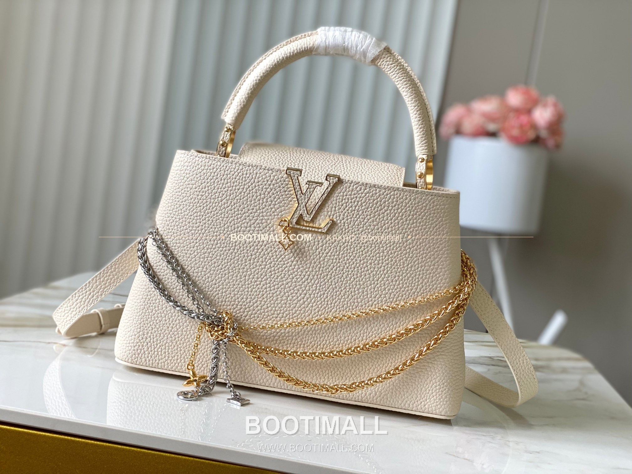 루이비통 카퓌신 미디움 타우릴론 레더 체인 디테일 아이보리 토트백 Louis Vuitton Capucines Medium Taurillon Leather Chain Detail Ivory Top Handle Bag M28203 31cm 1