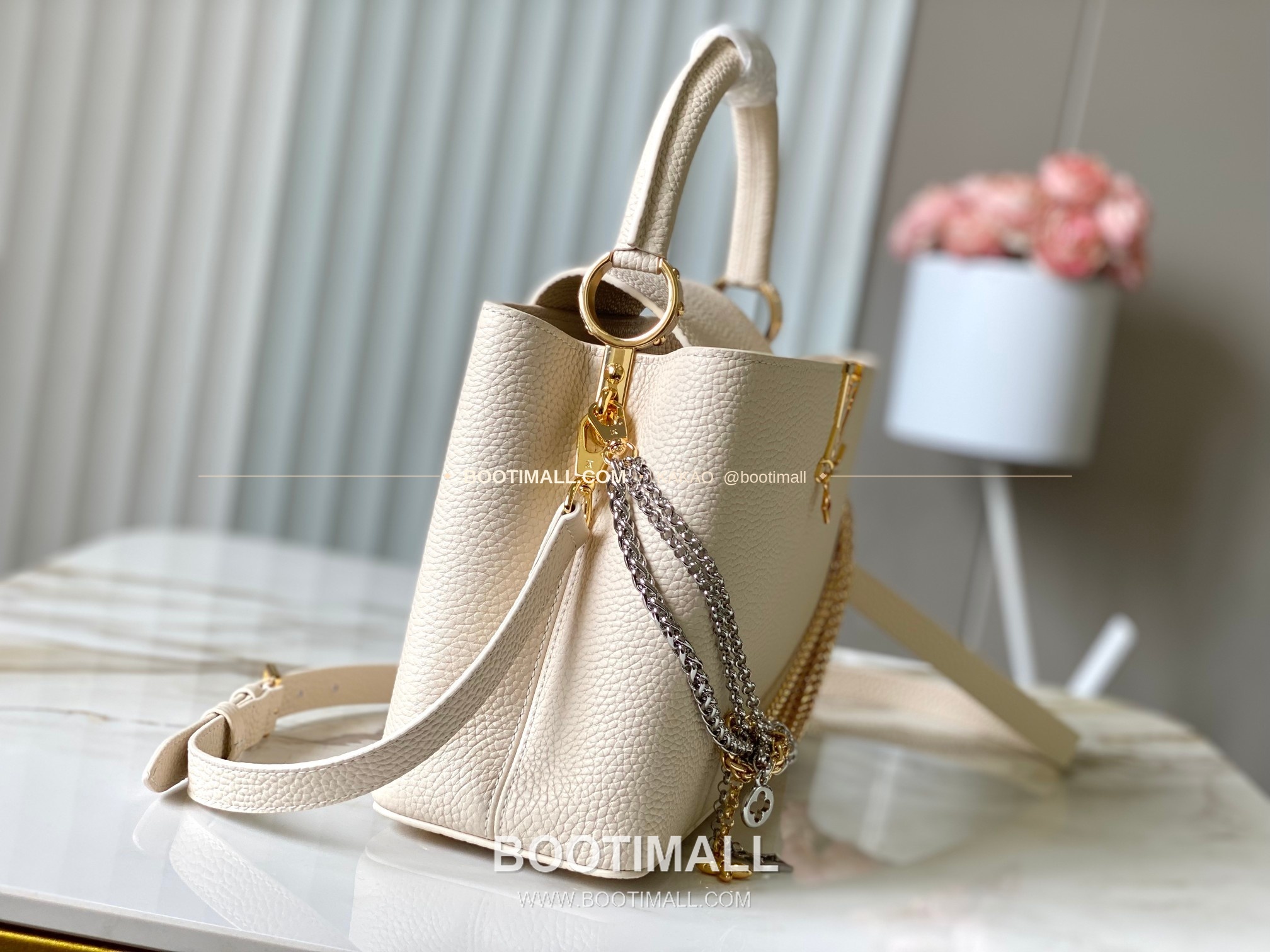 루이비통 카퓌신 미디움 타우릴론 레더 체인 디테일 아이보리 토트백 Louis Vuitton Capucines Medium Taurillon Leather Chain Detail Ivory Top Handle Bag M28203 31cm 2