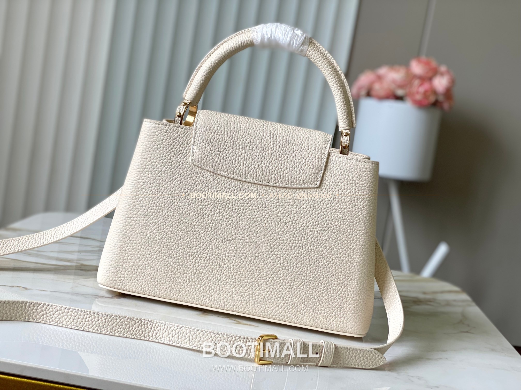 루이비통 카퓌신 미디움 타우릴론 레더 체인 디테일 아이보리 토트백 Louis Vuitton Capucines Medium Taurillon Leather Chain Detail Ivory Top Handle Bag M28203 31cm 3