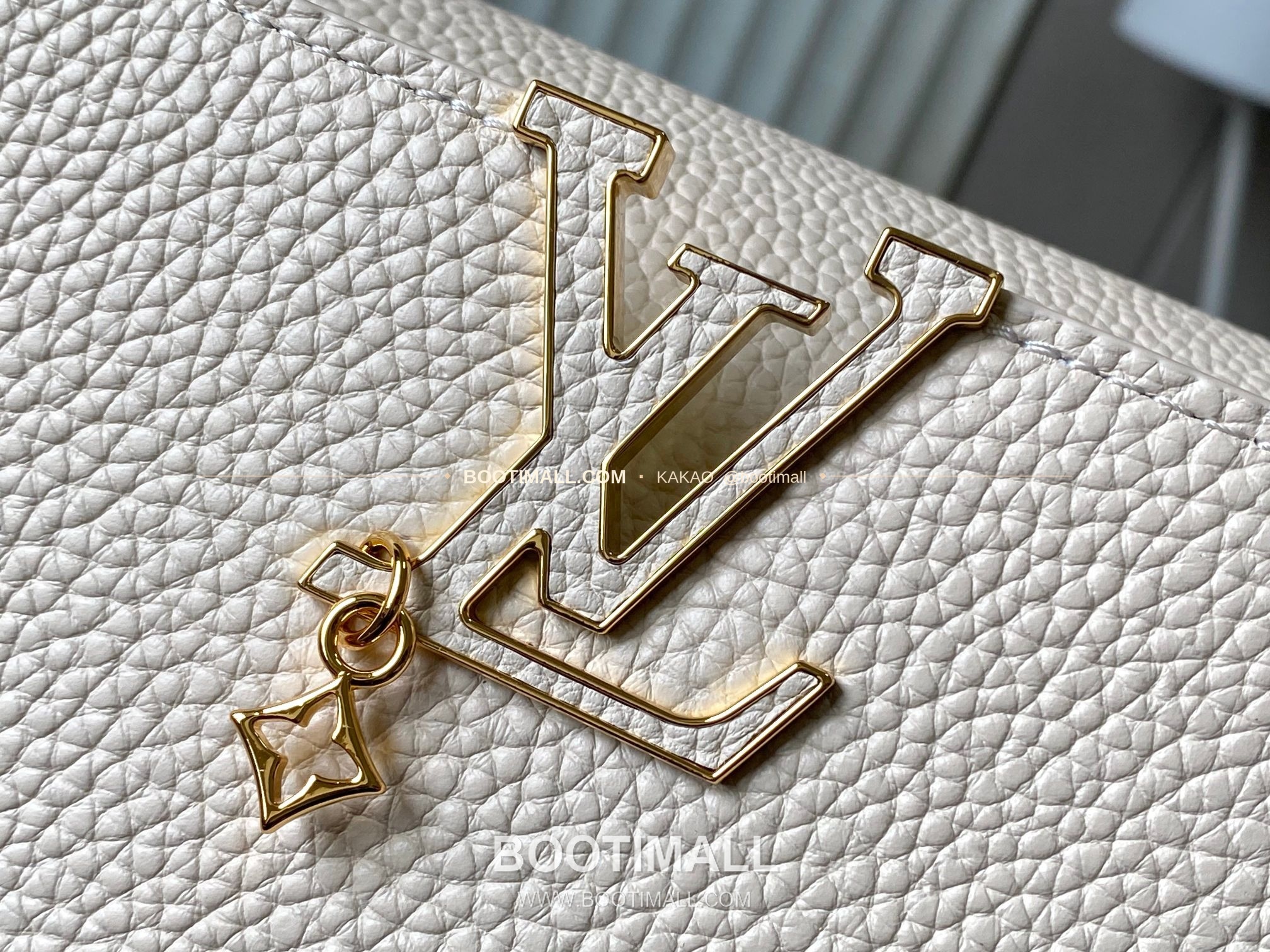 루이비통 카퓌신 미디움 타우릴론 레더 체인 디테일 아이보리 토트백 Louis Vuitton Capucines Medium Taurillon Leather Chain Detail Ivory Top Handle Bag M28203 31cm 4