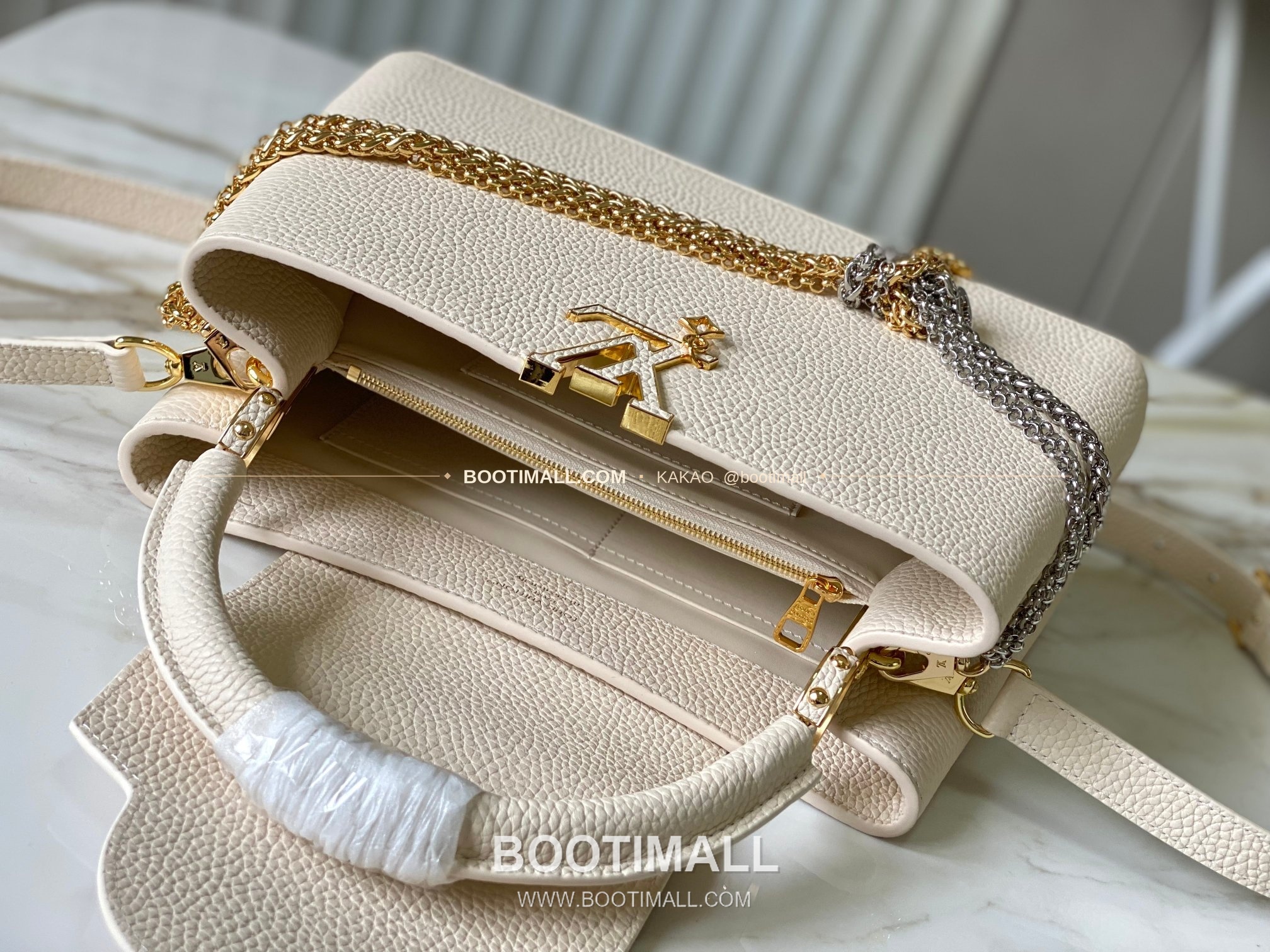 루이비통 카퓌신 미디움 타우릴론 레더 체인 디테일 아이보리 토트백 Louis Vuitton Capucines Medium Taurillon Leather Chain Detail Ivory Top Handle Bag M28203 31cm 5