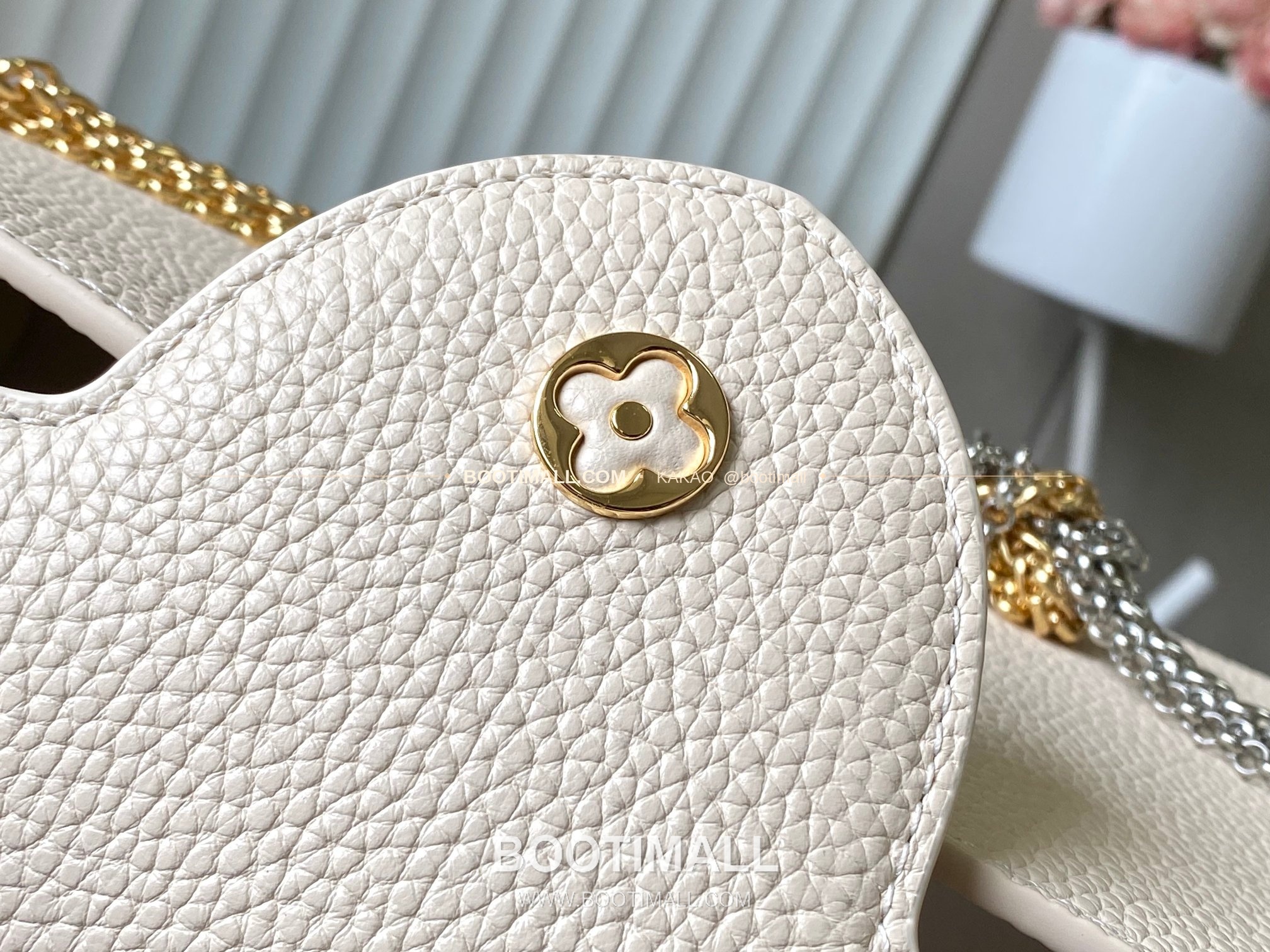 루이비통 카퓌신 미디움 타우릴론 레더 체인 디테일 아이보리 토트백 Louis Vuitton Capucines Medium Taurillon Leather Chain Detail Ivory Top Handle Bag M28203 31cm 6