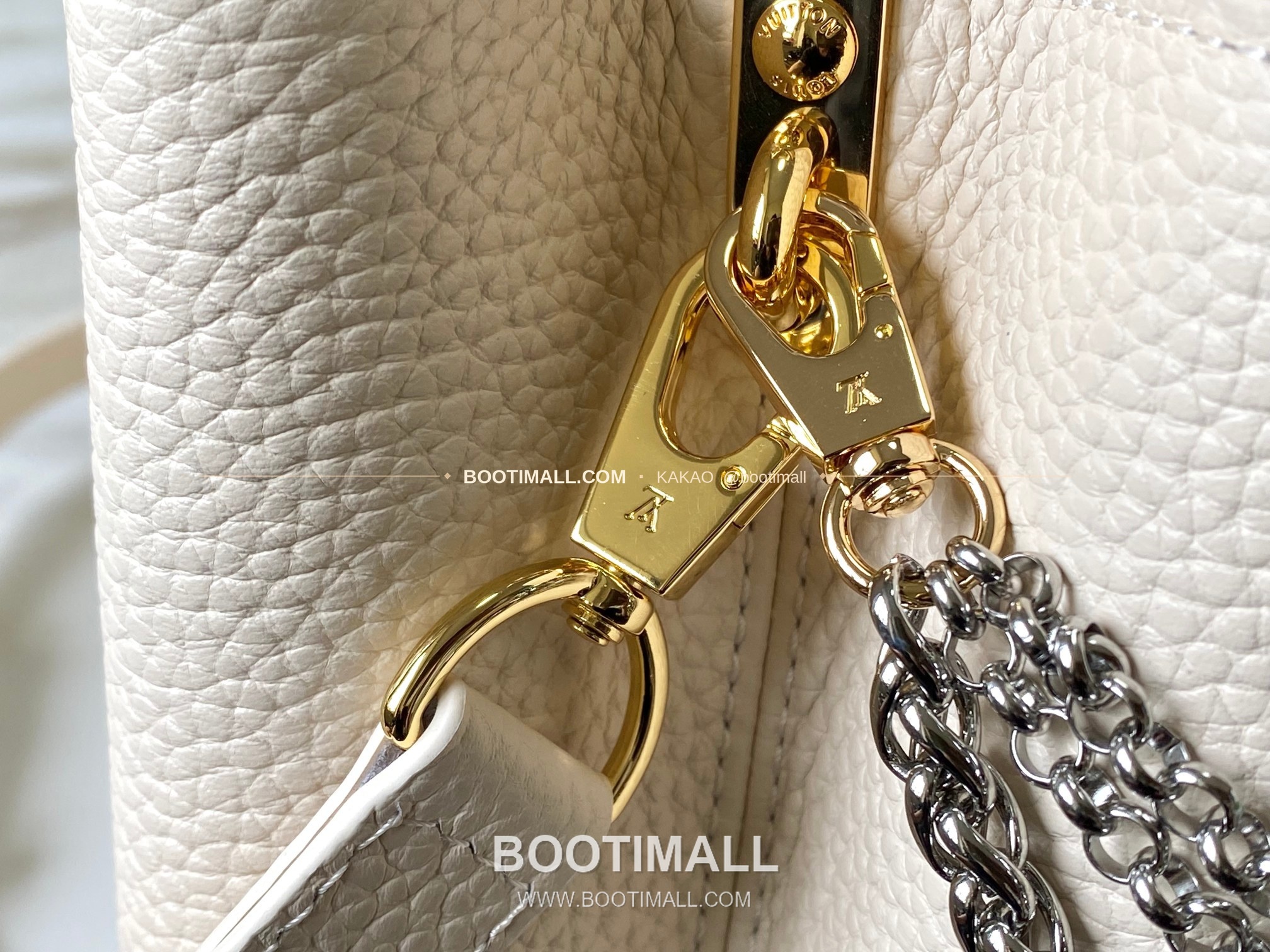 루이비통 카퓌신 미디움 타우릴론 레더 체인 디테일 아이보리 토트백 Louis Vuitton Capucines Medium Taurillon Leather Chain Detail Ivory Top Handle Bag M28203 31cm 7