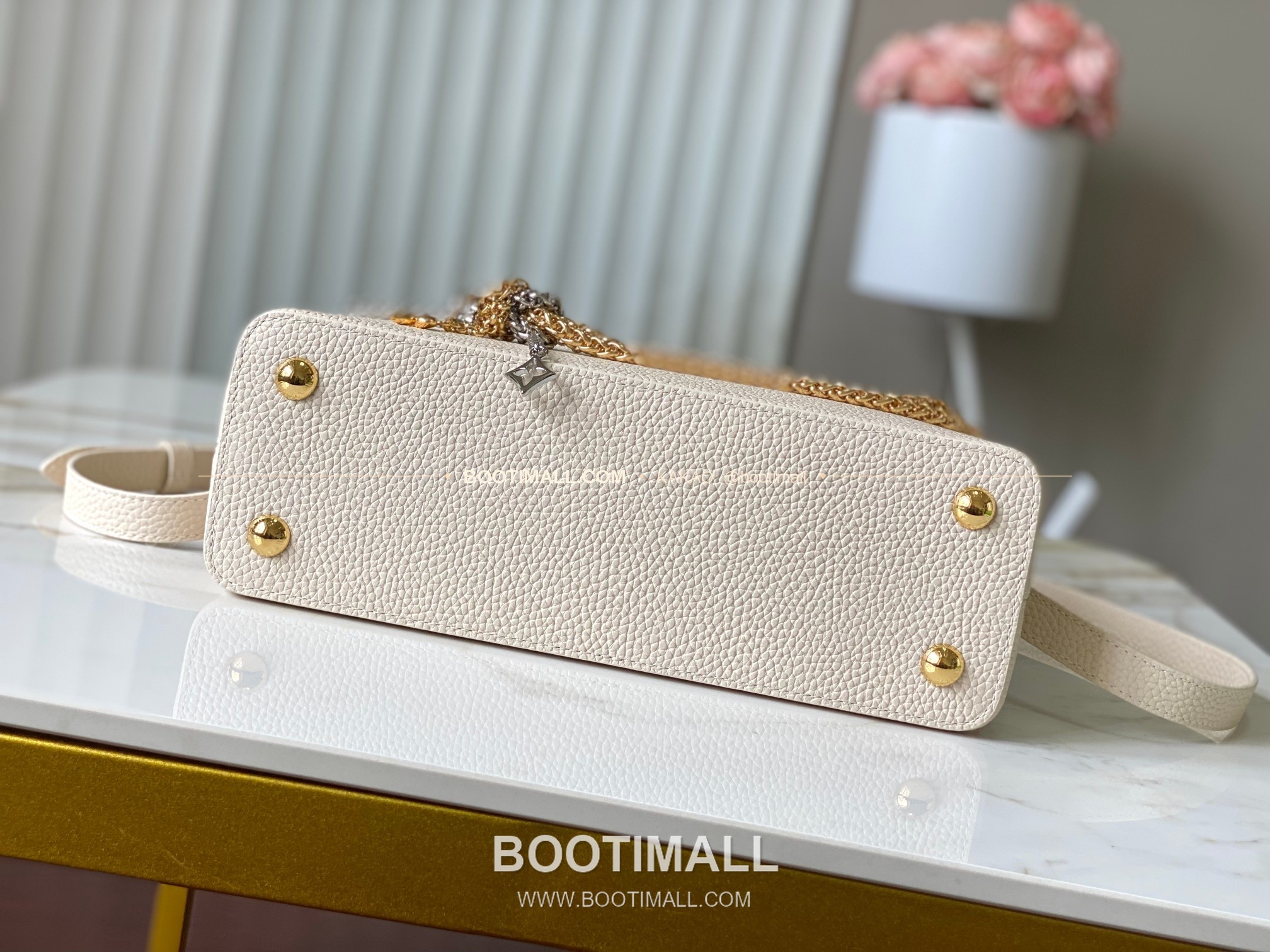 루이비통 카퓌신 미디움 타우릴론 레더 체인 디테일 아이보리 토트백 Louis Vuitton Capucines Medium Taurillon Leather Chain Detail Ivory Top Handle Bag M28203 31cm 9
