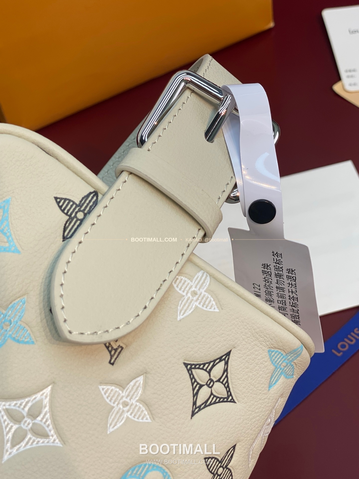 루이비통 로커 도프 키트 모노그램 섀도우 레더 그라데이션 화이트 클러치 Louis Vuitton Locker Dopp Kit Monogram Shadow Leather Gradient White Clutch M28835 23cm 8