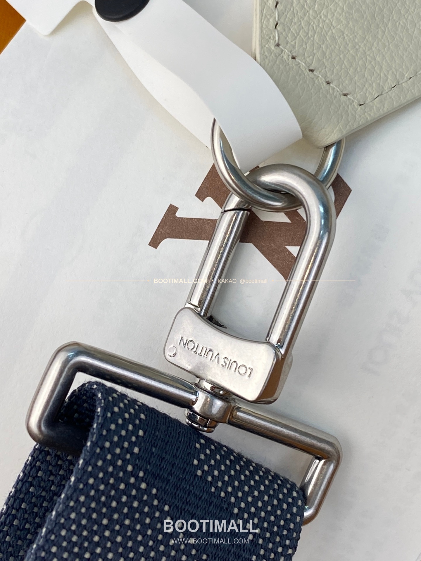 루이비통 가스통 미니 모노그램 섀도우 레더 네이비 화이트 크로스백 Louis Vuitton Gaston Mini Monogram Shadow Leather Navy White Crossbody Bag M28818 22cm 10