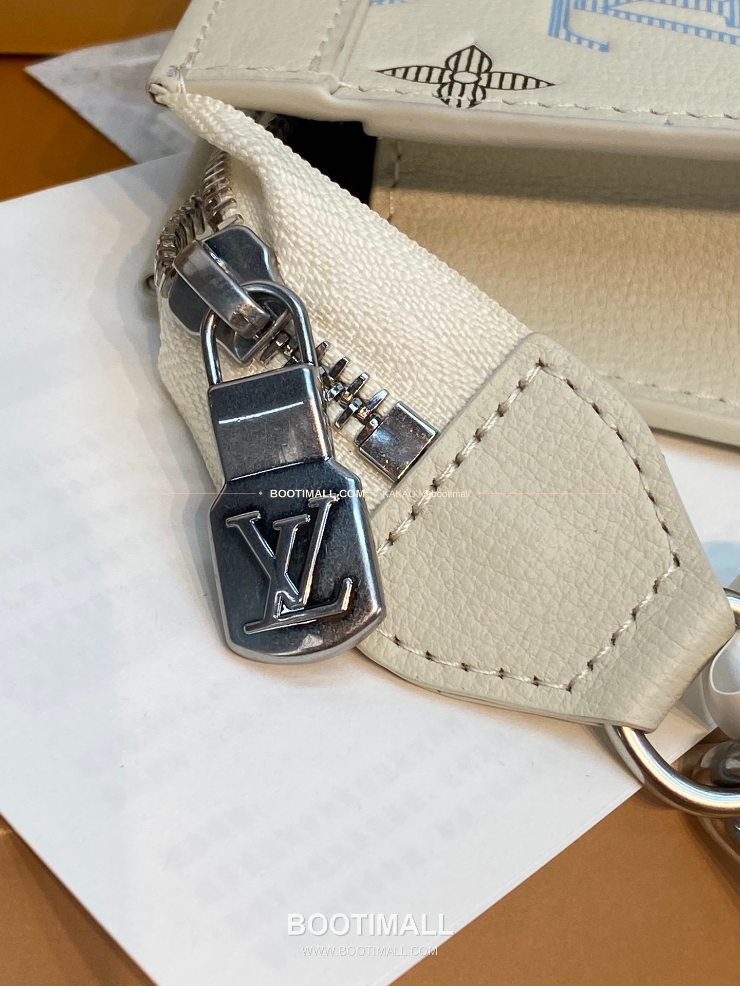 루이비통 가스통 미니 모노그램 섀도우 레더 네이비 화이트 크로스백 Louis Vuitton Gaston Mini Monogram Shadow Leather Navy White Crossbody Bag M28818 22cm 13