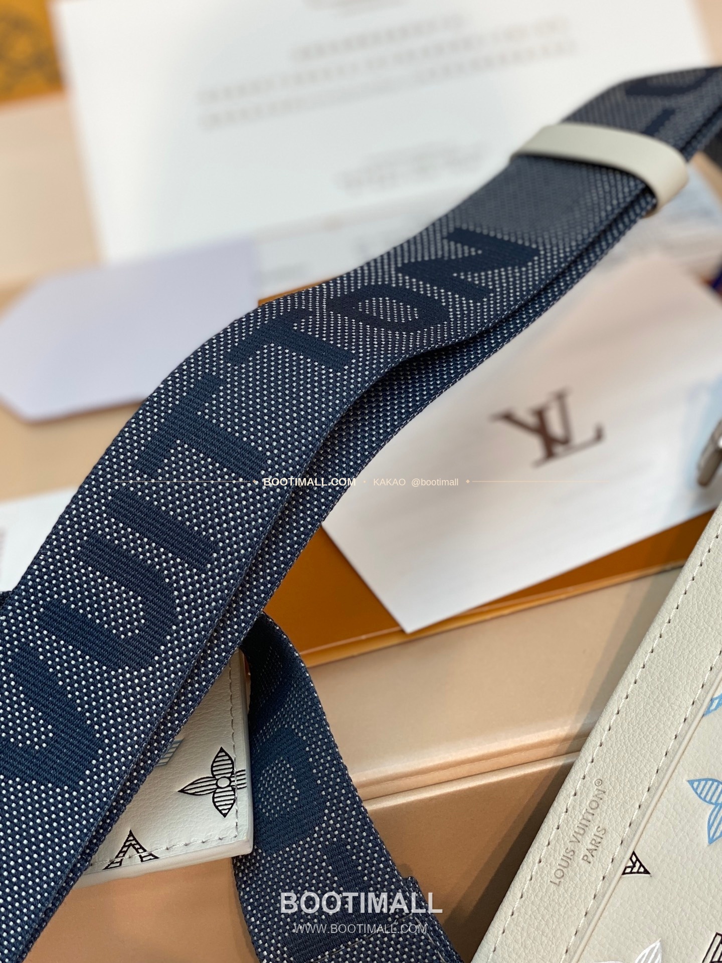 루이비통 가스통 미니 모노그램 섀도우 레더 네이비 화이트 크로스백 Louis Vuitton Gaston Mini Monogram Shadow Leather Navy White Crossbody Bag M28818 22cm 14