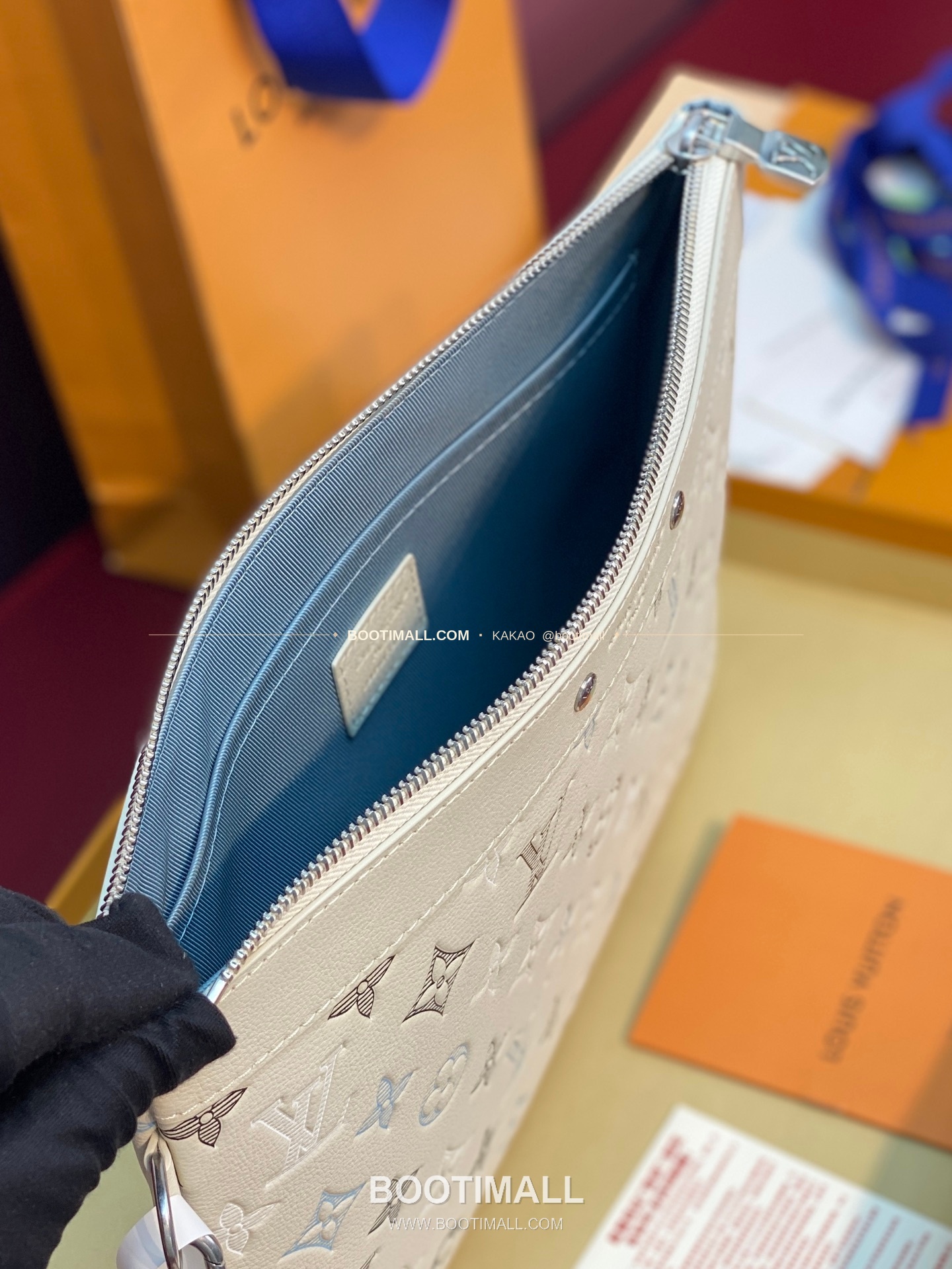 루이비통 포쉐트 투고 모노그램 섀도우 레더 네이비 화이트 클러치 Louis Vuitton Pochette To-Go Monogram Shadow Leather Navy White Clutch M28913 30cm 4