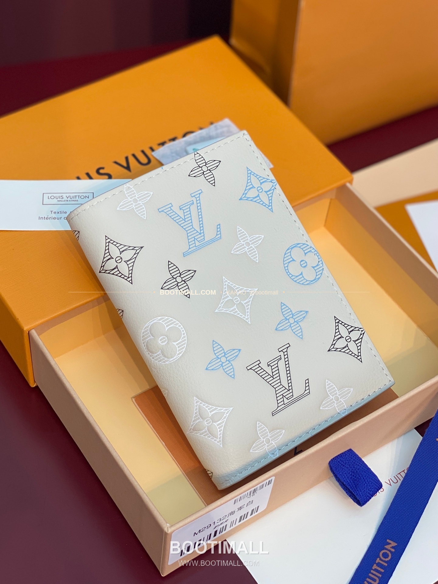 루이비통 패스포트 커버 모노그램 섀도우 레더 네이비 화이트 여권지갑 Louis Vuitton Passport Cover Monogram Shadow Leather Navy White Passport Holder M29132 14cm 1