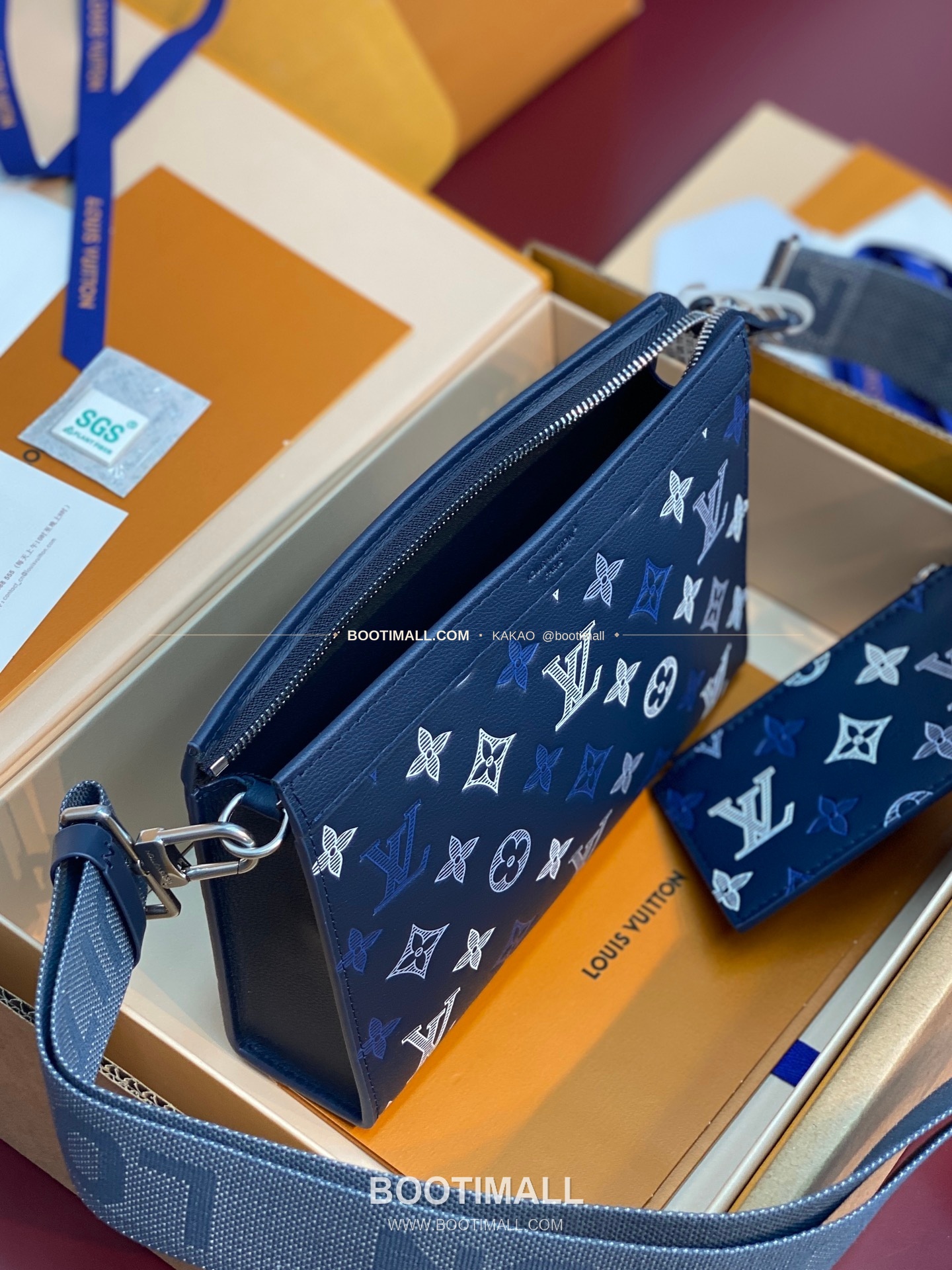 루이비통 가스통 미니 모노그램 섀도우 레더 네이비 크로스백 Louis Vuitton Gaston Mini Monogram Shadow Leather Navy Crossbody Bag M28818 22cm 4