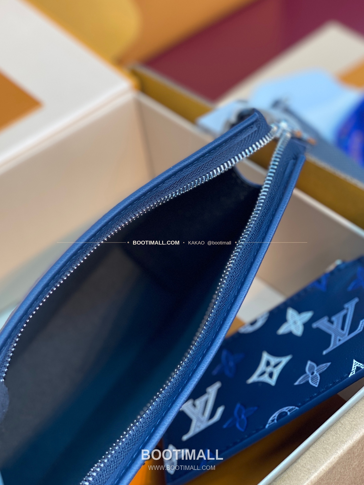 루이비통 가스통 미니 모노그램 섀도우 레더 네이비 크로스백 Louis Vuitton Gaston Mini Monogram Shadow Leather Navy Crossbody Bag M28818 22cm 5