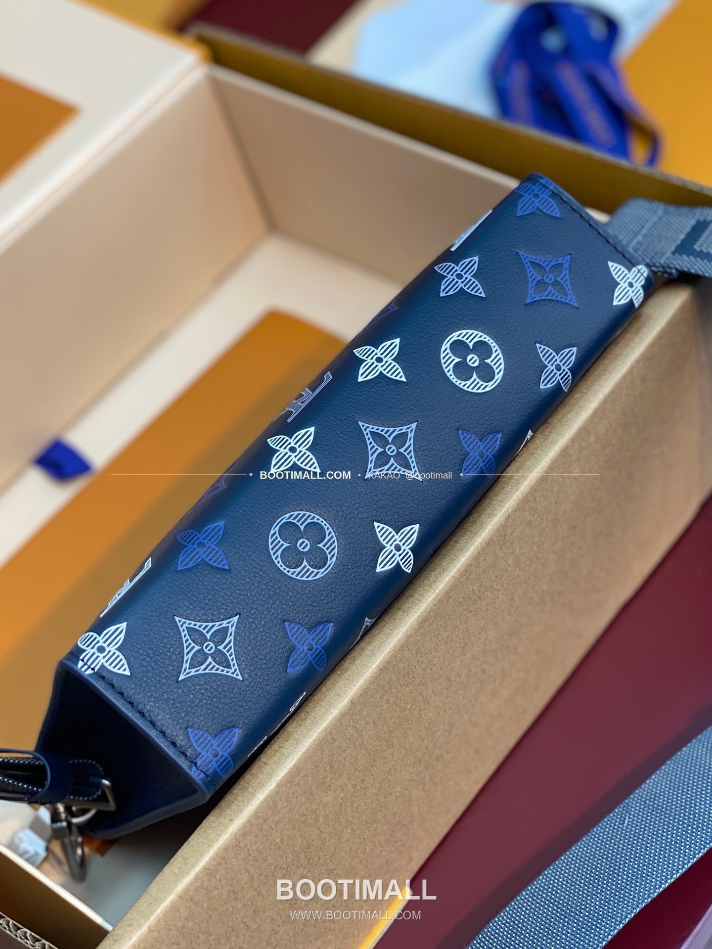루이비통 가스통 미니 모노그램 섀도우 레더 네이비 크로스백 Louis Vuitton Gaston Mini Monogram Shadow Leather Navy Crossbody Bag M28818 22cm 6