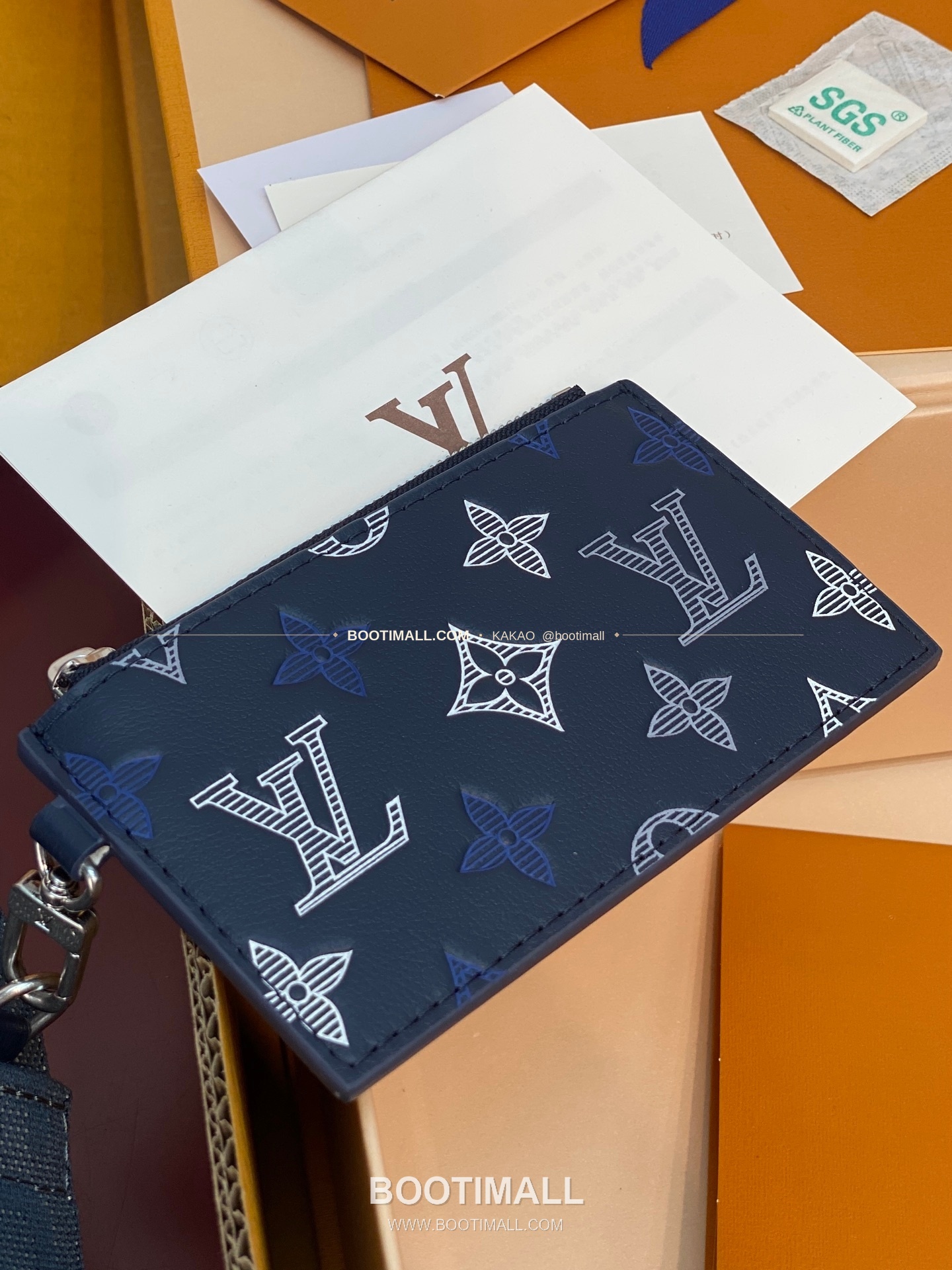 루이비통 가스통 미니 모노그램 섀도우 레더 네이비 크로스백 Louis Vuitton Gaston Mini Monogram Shadow Leather Navy Crossbody Bag M28818 22cm 8