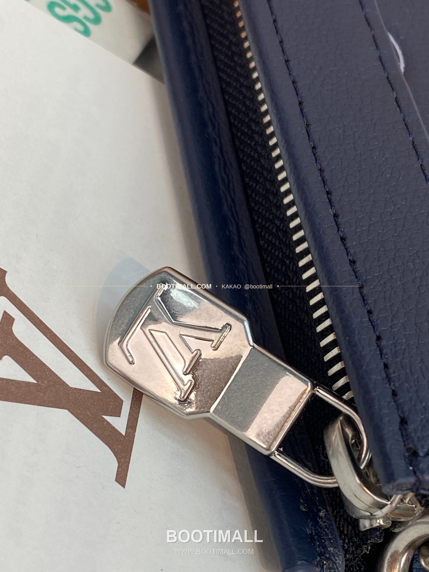 루이비통 가스통 미니 모노그램 섀도우 레더 네이비 크로스백 Louis Vuitton Gaston Mini Monogram Shadow Leather Navy Crossbody Bag M28818 22cm 12