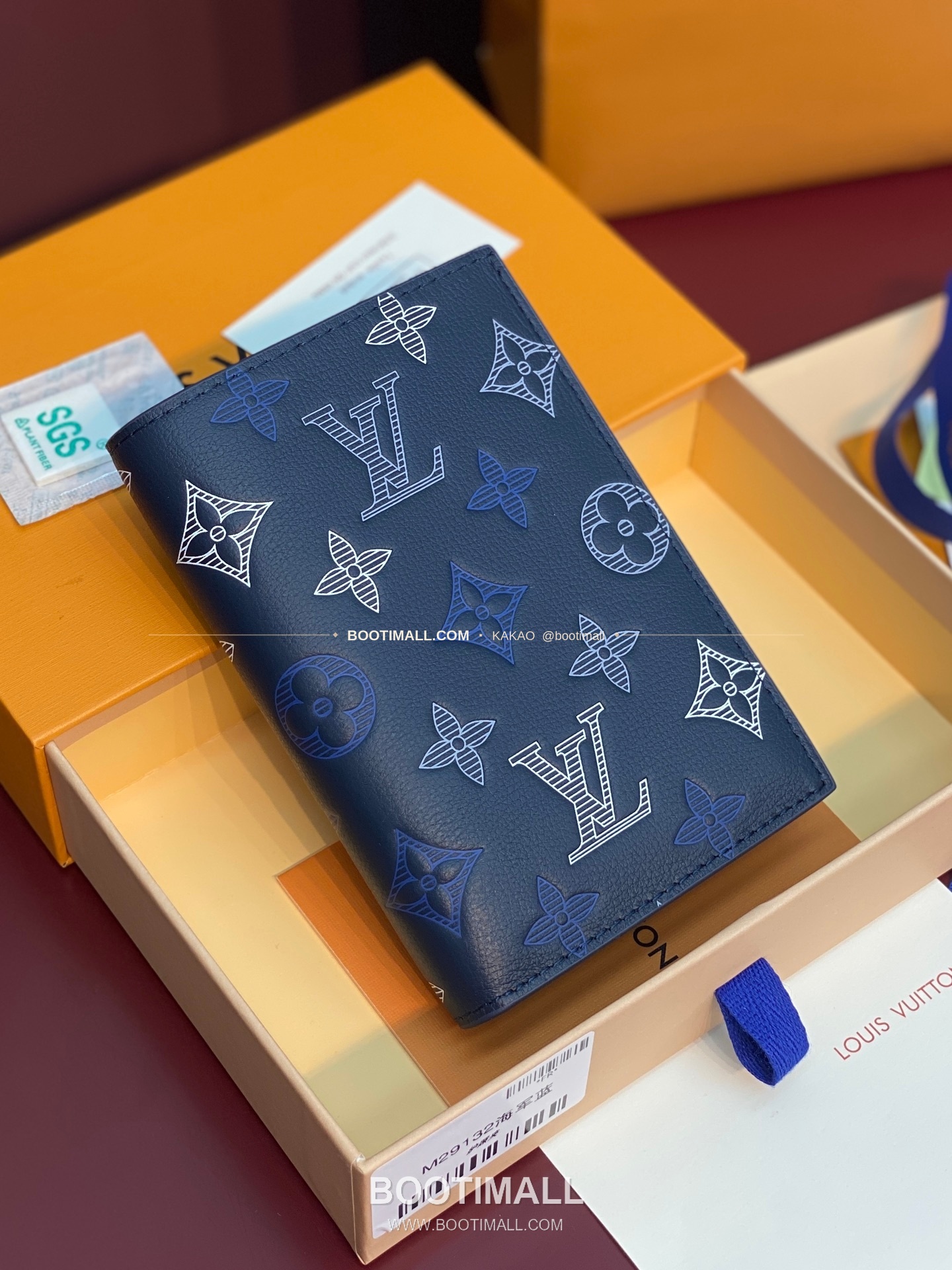 루이비통 패스포트 커버 모노그램 섀도우 레더 네이비 화이트 여권지갑 Louis Vuitton Passport Cover Monogram Shadow Leather Navy White Passport Holder M29132 14cm 1