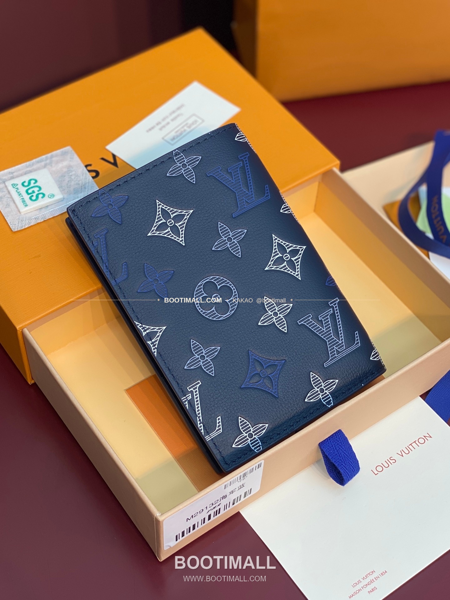 루이비통 패스포트 커버 모노그램 섀도우 레더 네이비 화이트 여권지갑 Louis Vuitton Passport Cover Monogram Shadow Leather Navy White Passport Holder M29132 14cm 2