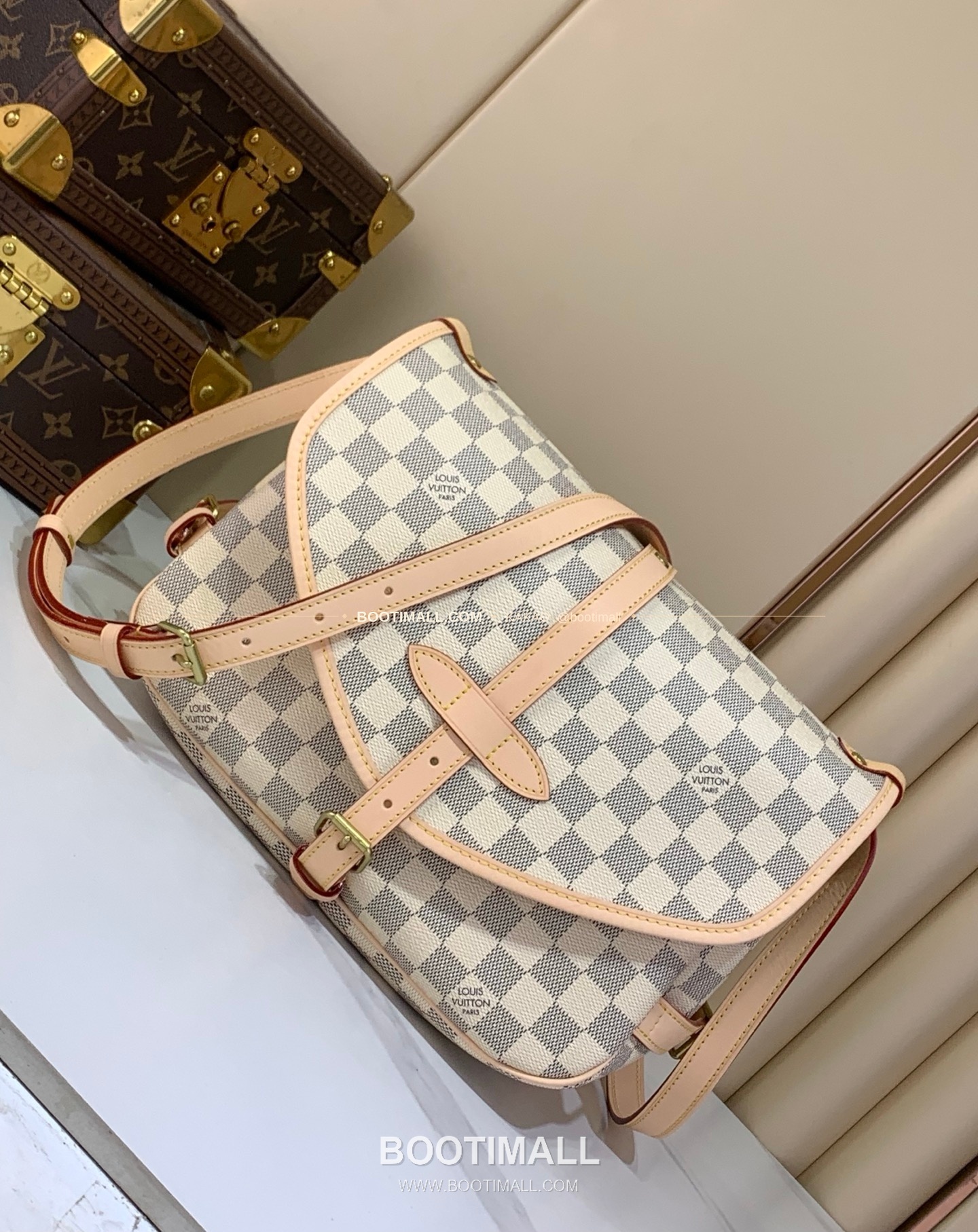 루이비통 소뮤르 미디움 모노그램 캔버스 화이트 숄더백 Louis Vuitton Saumur Medium Monogram Canvas White Shoulder Bag M40710 28cm 1