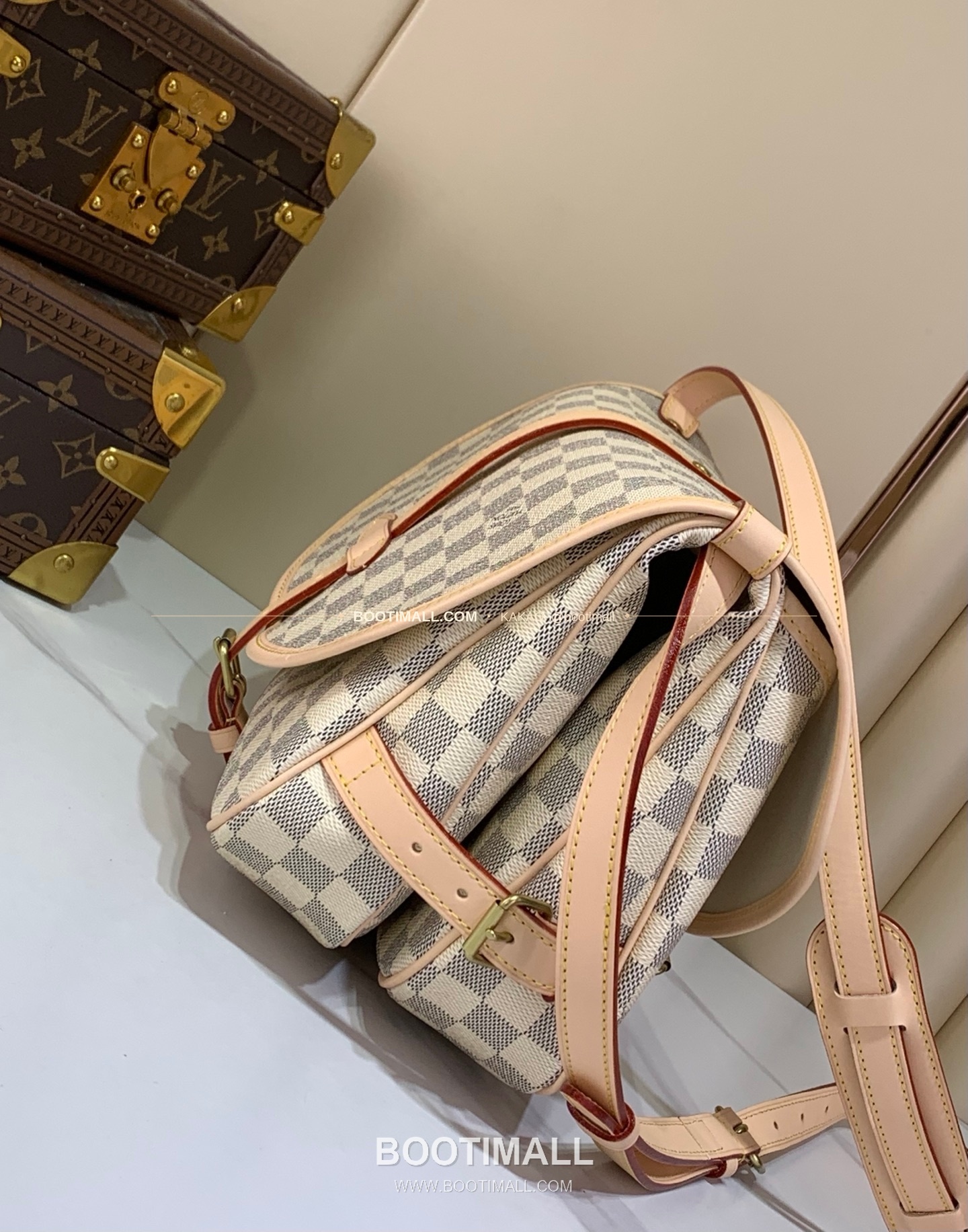 루이비통 소뮤르 미디움 모노그램 캔버스 화이트 숄더백 Louis Vuitton Saumur Medium Monogram Canvas White Shoulder Bag M40710 28cm 2