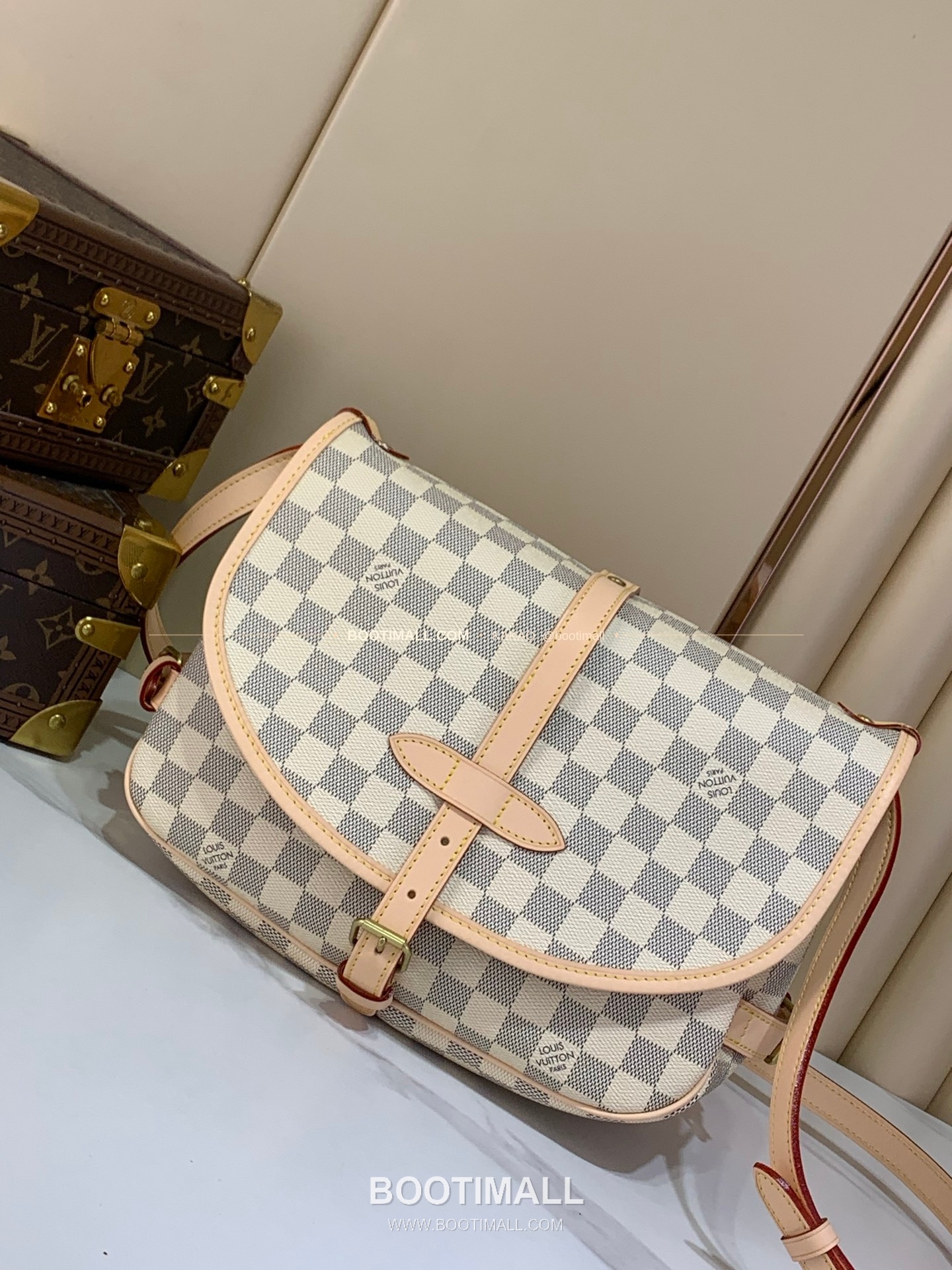 루이비통 소뮤르 미디움 모노그램 캔버스 화이트 숄더백 Louis Vuitton Saumur Medium Monogram Canvas White Shoulder Bag M40710 28cm 3