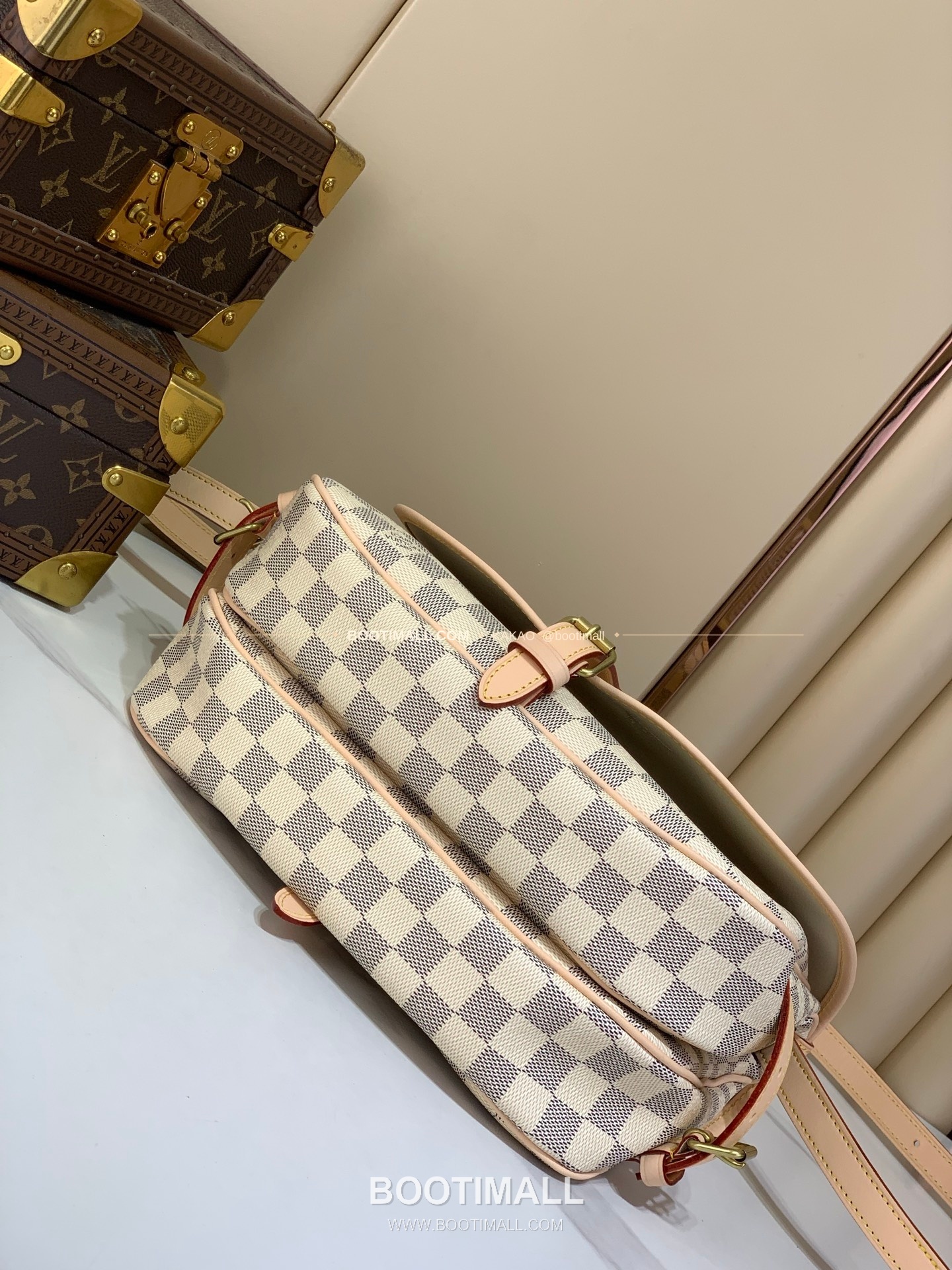 루이비통 소뮤르 미디움 모노그램 캔버스 화이트 숄더백 Louis Vuitton Saumur Medium Monogram Canvas White Shoulder Bag M40710 28cm 4