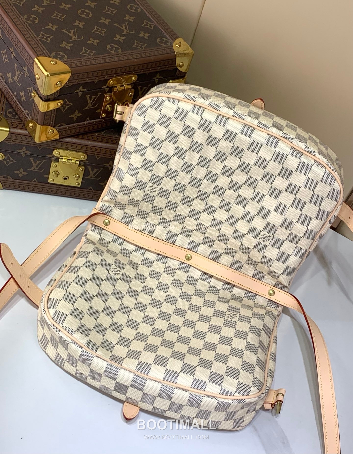 루이비통 소뮤르 미디움 모노그램 캔버스 화이트 숄더백 Louis Vuitton Saumur Medium Monogram Canvas White Shoulder Bag M40710 28cm 6