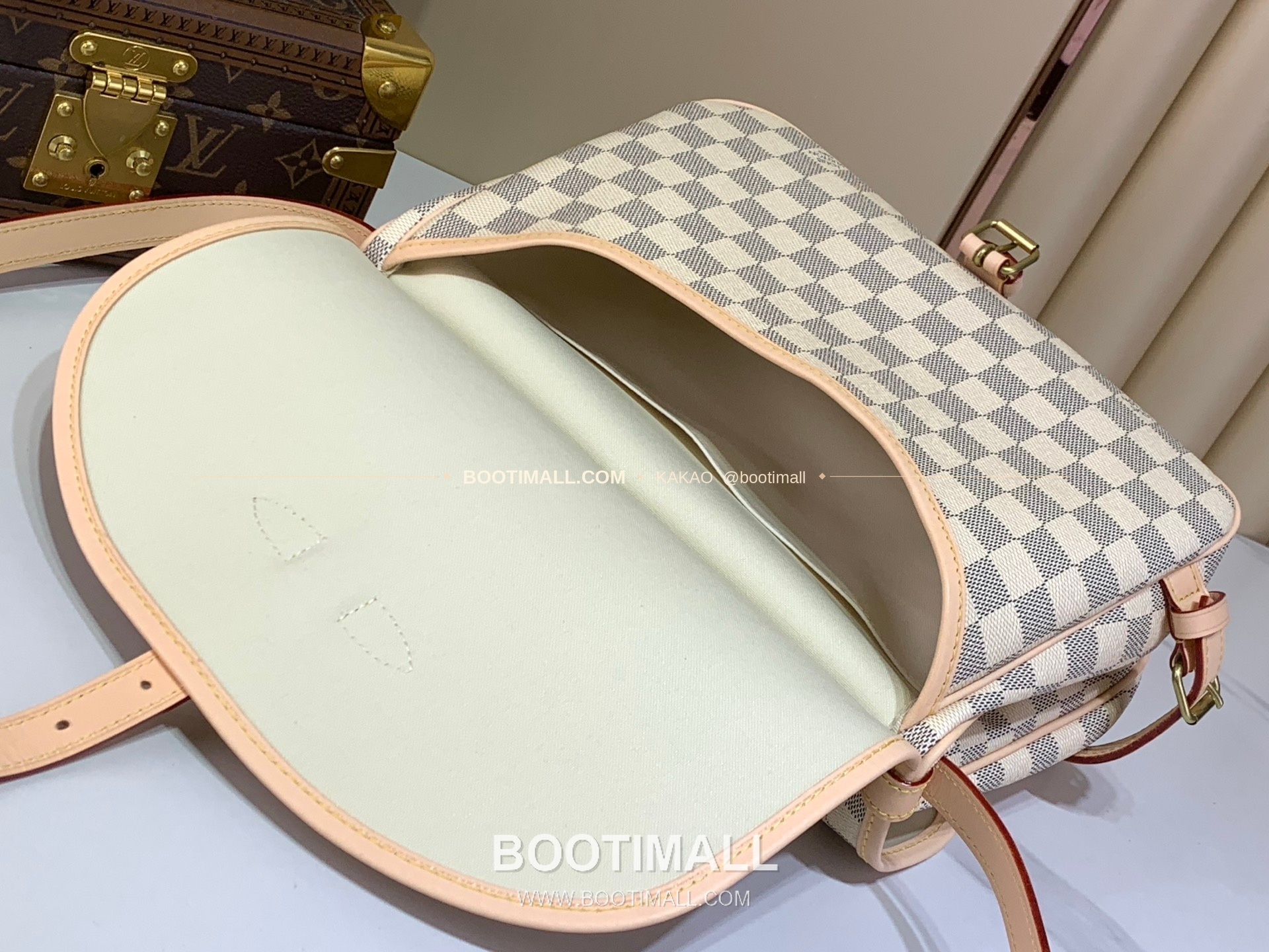 루이비통 소뮤르 미디움 모노그램 캔버스 화이트 숄더백 Louis Vuitton Saumur Medium Monogram Canvas White Shoulder Bag M40710 28cm 8