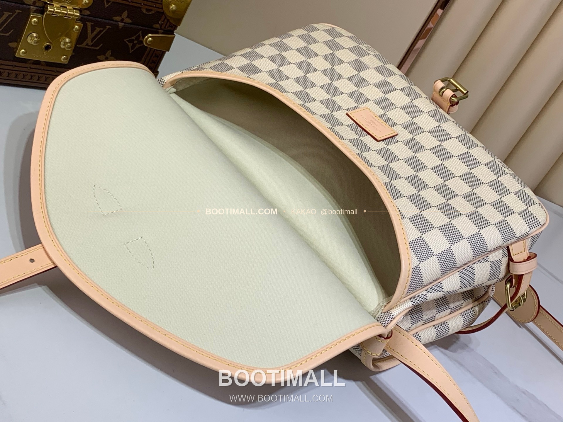 루이비통 소뮤르 미디움 모노그램 캔버스 화이트 숄더백 Louis Vuitton Saumur Medium Monogram Canvas White Shoulder Bag M40710 28cm 11