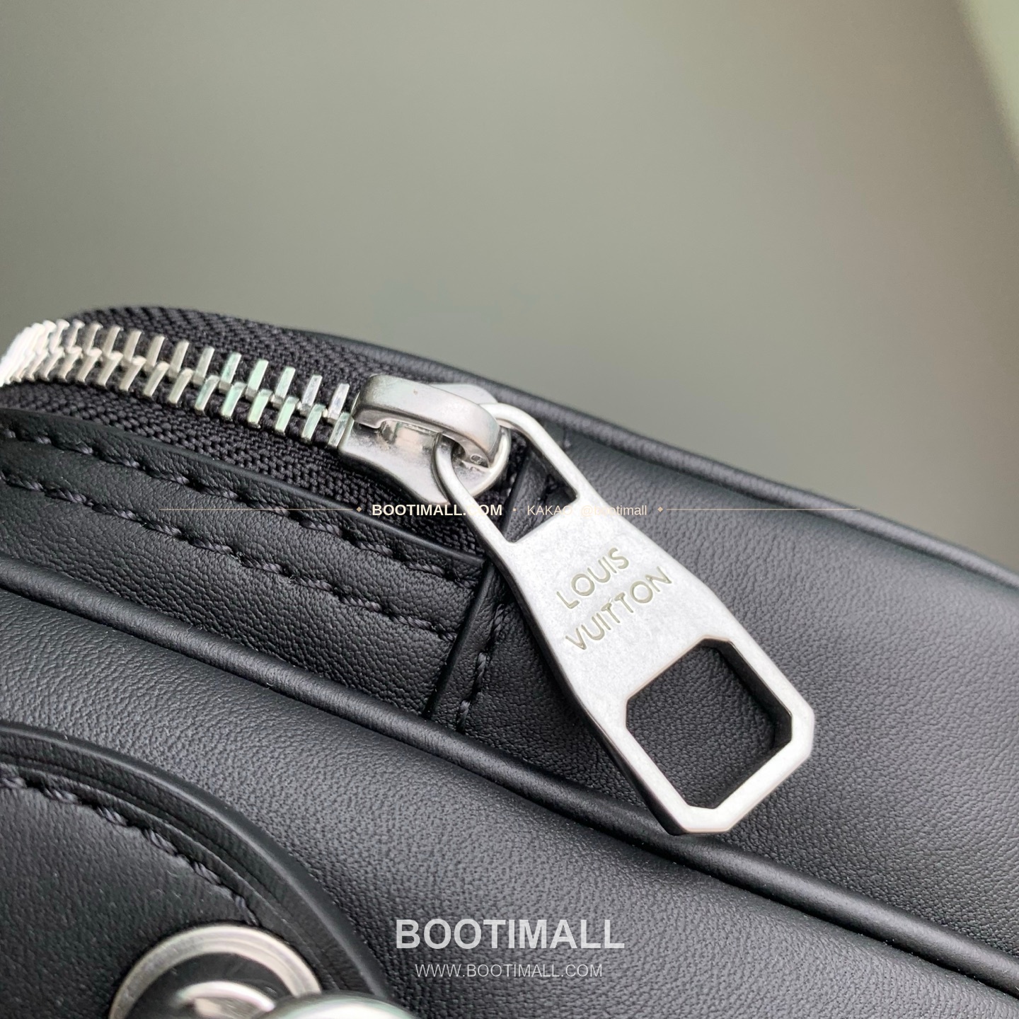 루이비통 닐 스몰 타우릴론 레더 블랙 메신져 토트백 Louis Vuitton Nil Small Taurillon Leather Black Top Handle Bag M27999 25cm 9