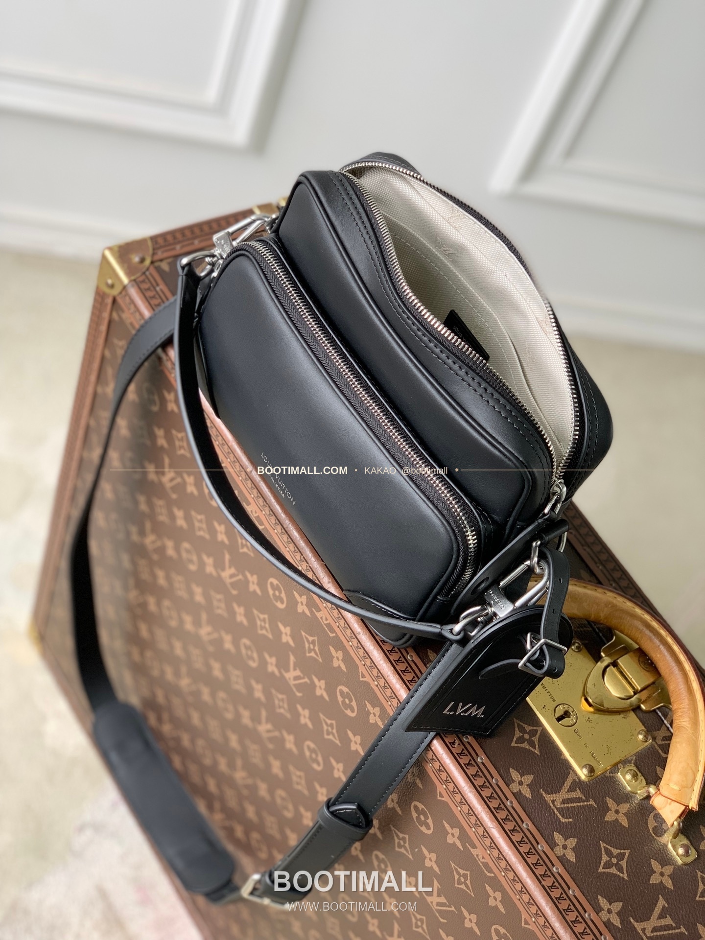 루이비통 닐 스몰 타우릴론 레더 블랙 메신져 토트백 Louis Vuitton Nil Small Taurillon Leather Black Top Handle Bag M27999 25cm 12