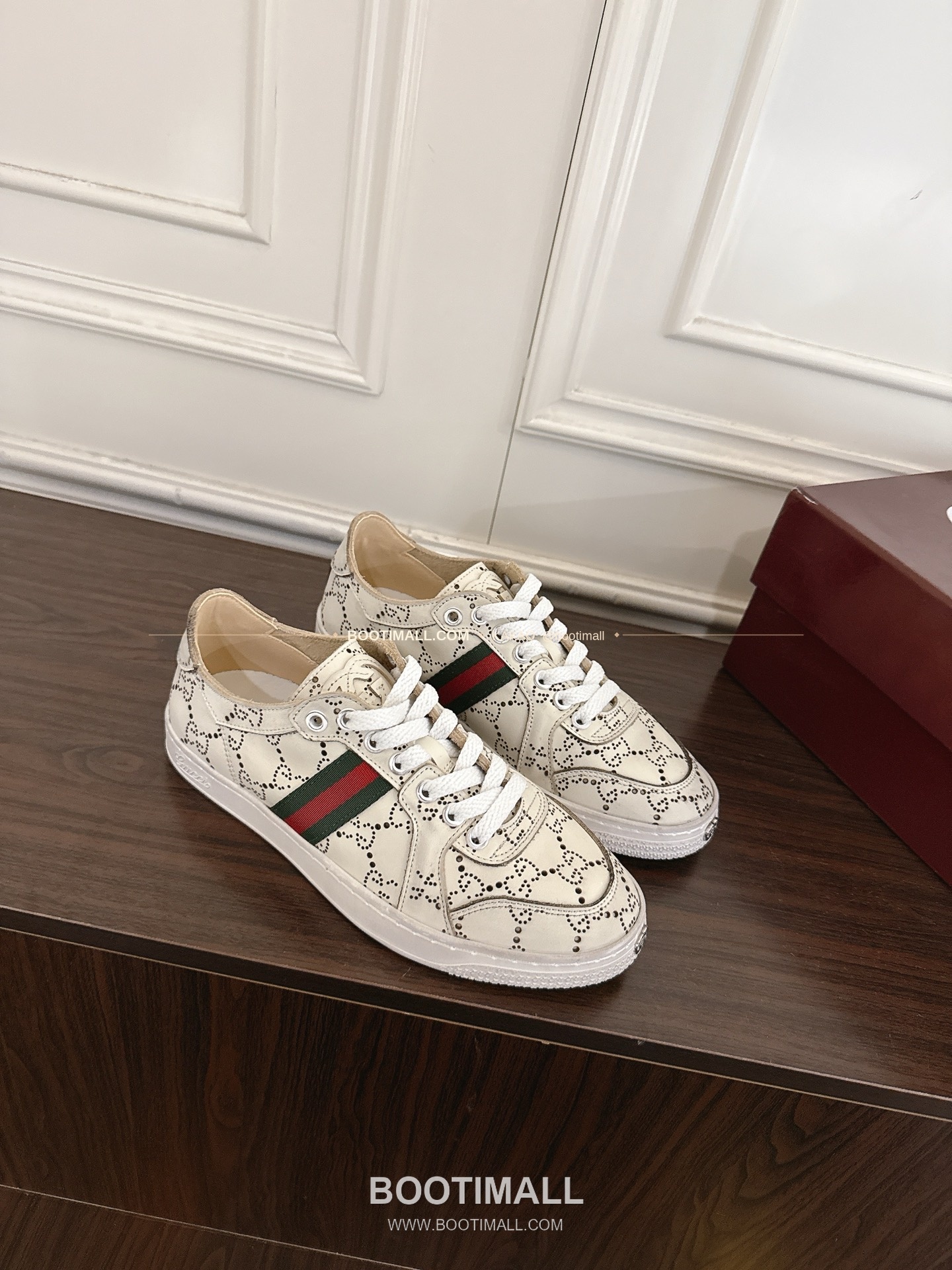 구찌 스트레치 송아지가죽 펀칭 빈티지 로우탑 스니커즈 Gucci Stretch Calfskin Perforated Vintage Low-Top Sneakers 2
