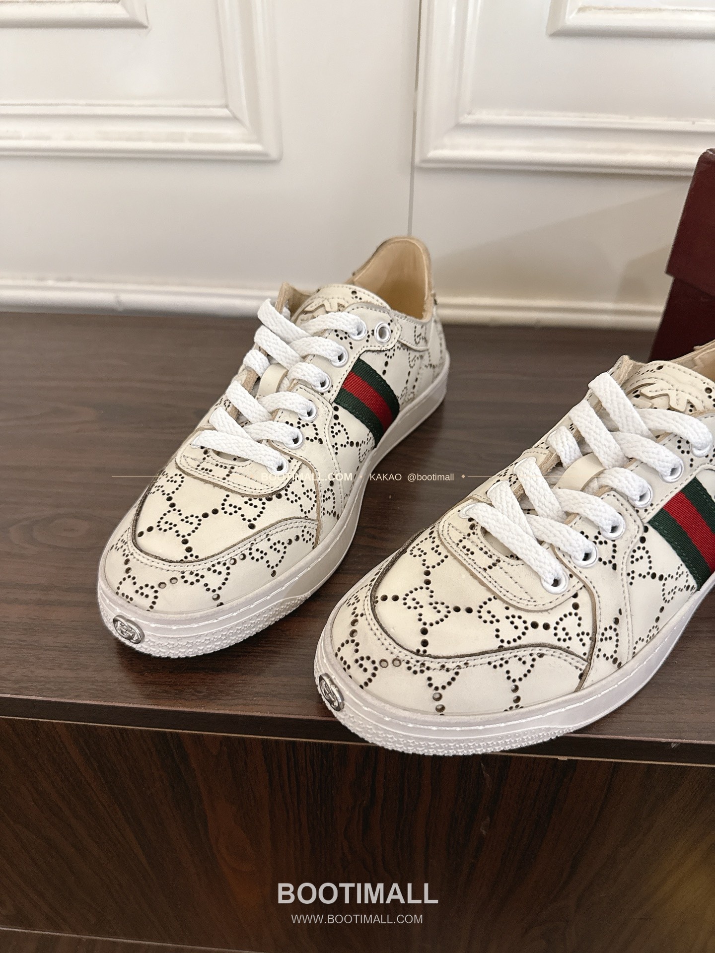 구찌 스트레치 송아지가죽 펀칭 빈티지 로우탑 스니커즈 Gucci Stretch Calfskin Perforated Vintage Low-Top Sneakers 4