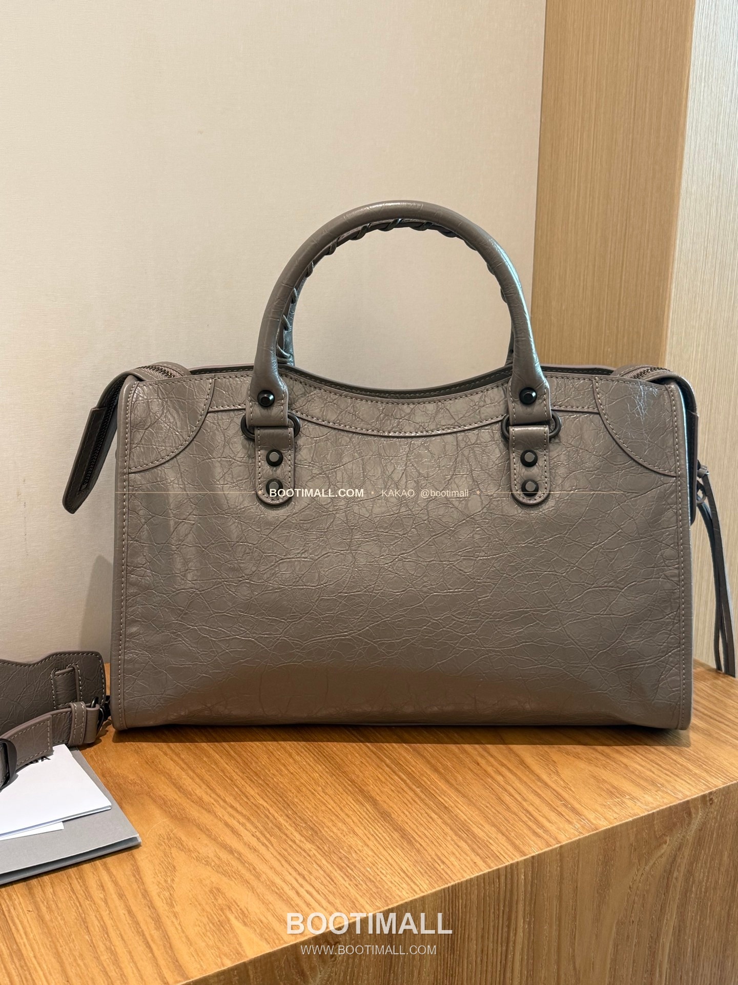 발렌시아가 오일왁스 레더 태슬 모터백 Balenciaga Oil Wax Leather Tassel Moto Bag 3301 38cm 12