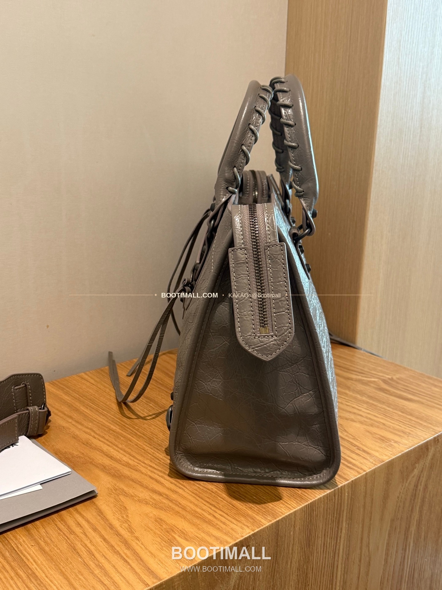 발렌시아가 오일왁스 레더 태슬 모터백 Balenciaga Oil Wax Leather Tassel Moto Bag 3301 38cm 15