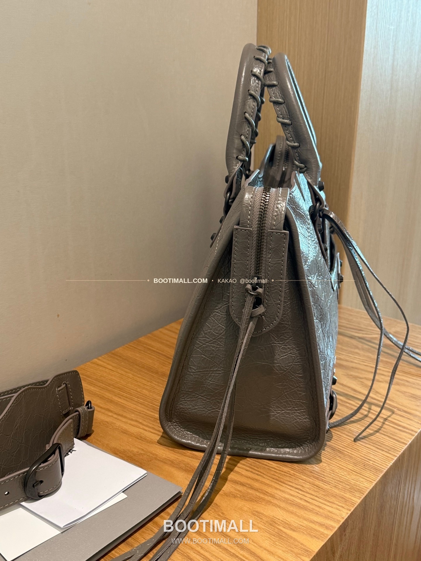 발렌시아가 오일왁스 레더 태슬 모터백 Balenciaga Oil Wax Leather Tassel Moto Bag 3301 38cm 17