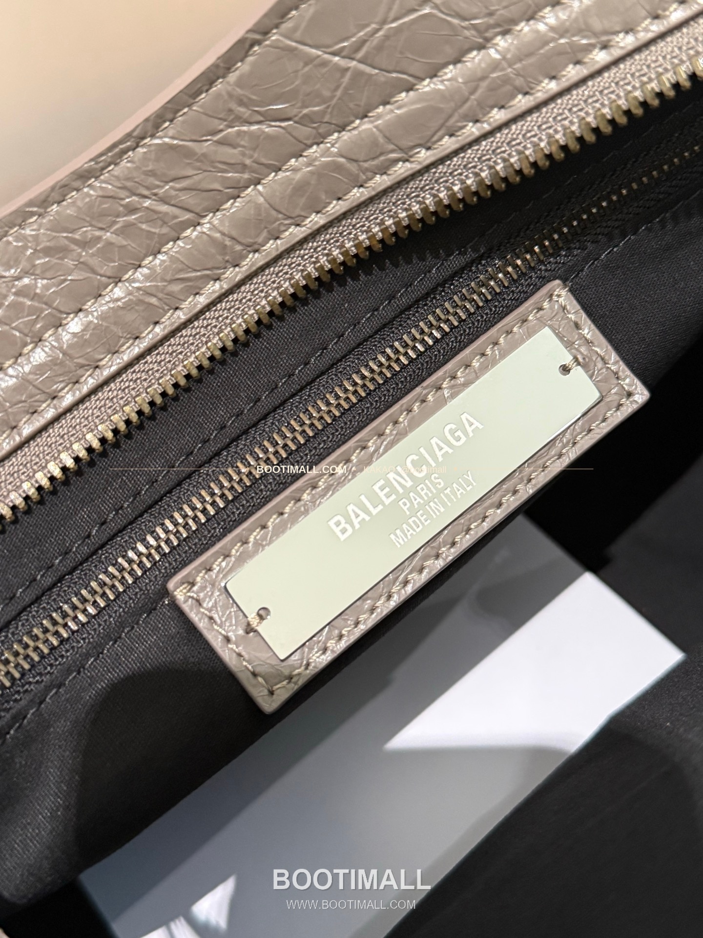 발렌시아가 오일왁스 레더 태슬 모터백 Balenciaga Oil Wax Leather Tassel Moto Bag 3301 38cm 18