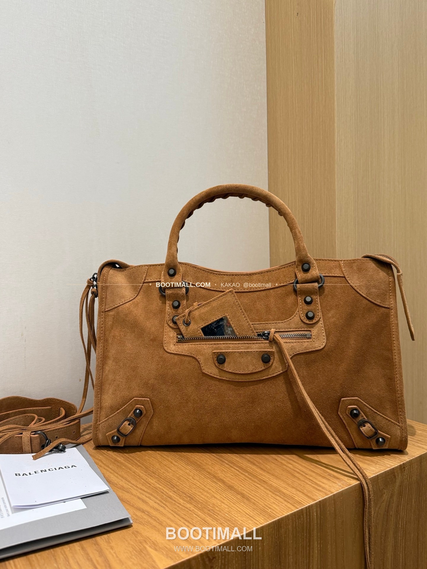발렌시아가 26SS 스웨이드 태슬 모터 토트백 Balenciaga 26SS Suede Tassel Moto Tote Bag 3301 38.5cm 7